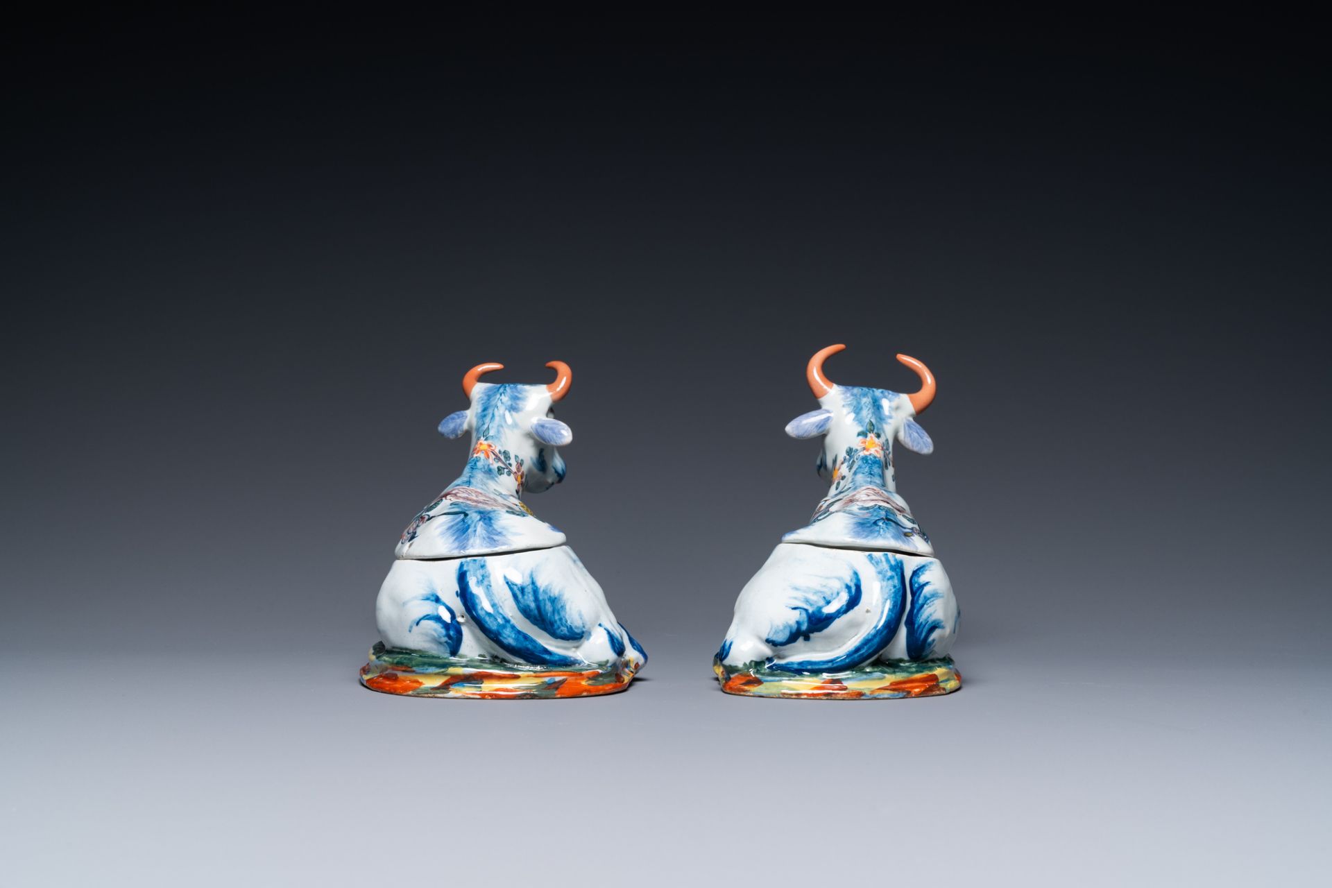 A pair of polychrome Dutch Delft cow-shaped tureens, 18th C. - Image 5 of 7