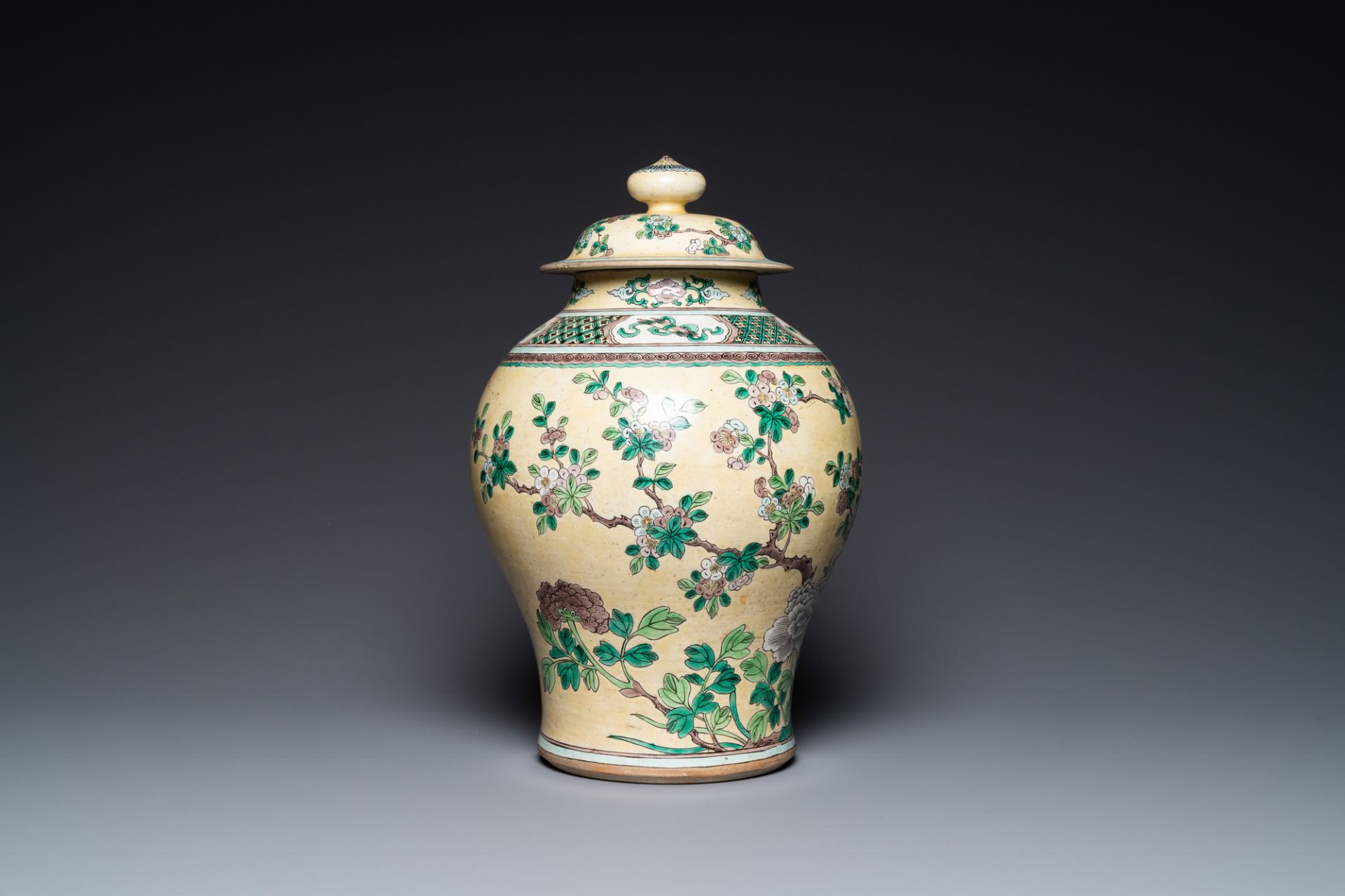 A Chinese yellow-ground verte biscuit vase and cover, 19th C. - Image 2 of 6