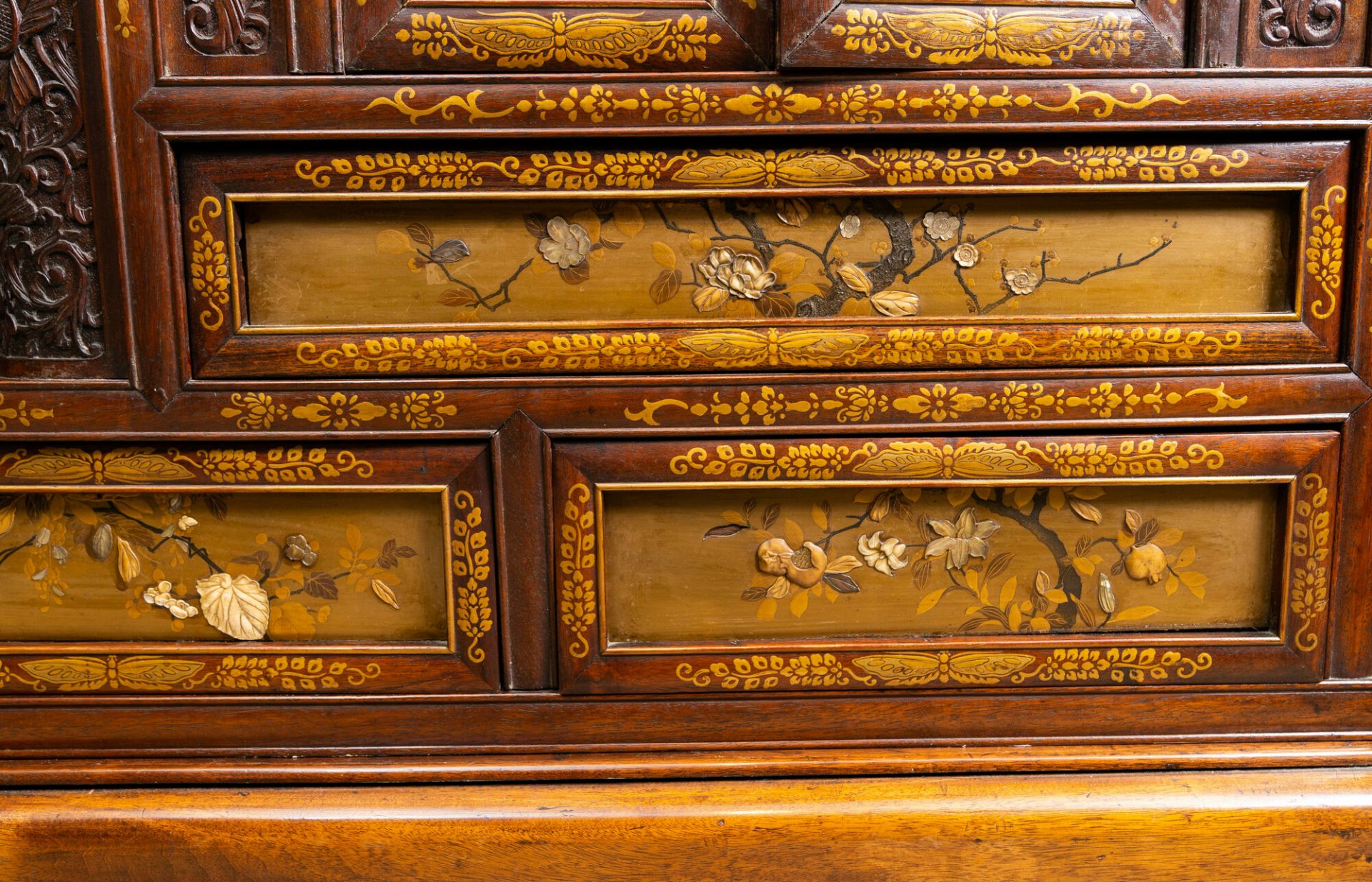 A Japanese 'chigaidansu' gilt-lacquered wood cabinet with finely carved ivory insets, Meiji, 19th C. - Image 7 of 15