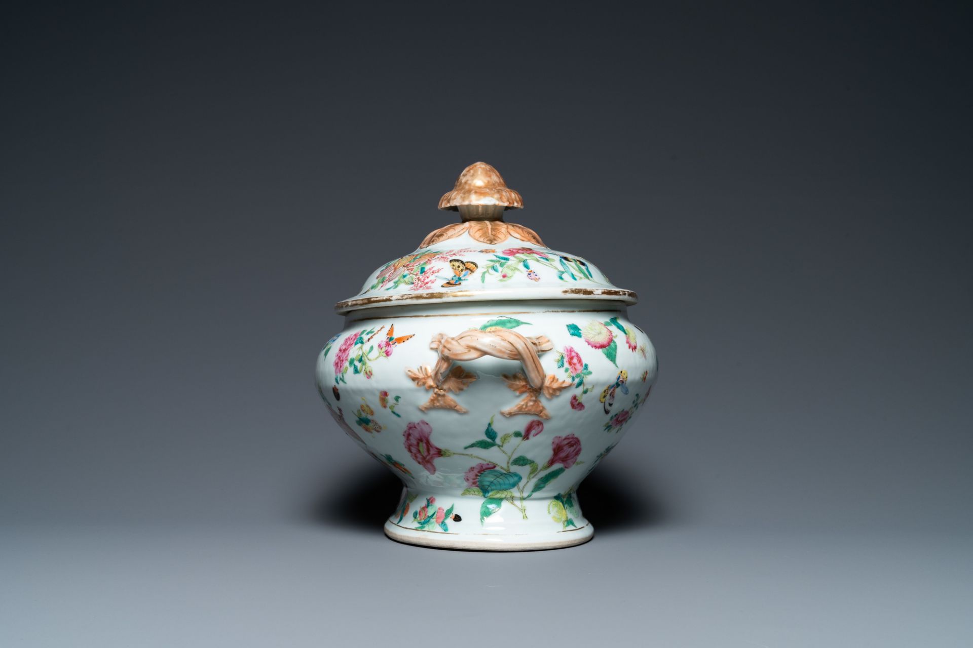 A Chinese Canton famille rose 'butterflies' tureen and cover on stand, 19th C. - Image 7 of 9