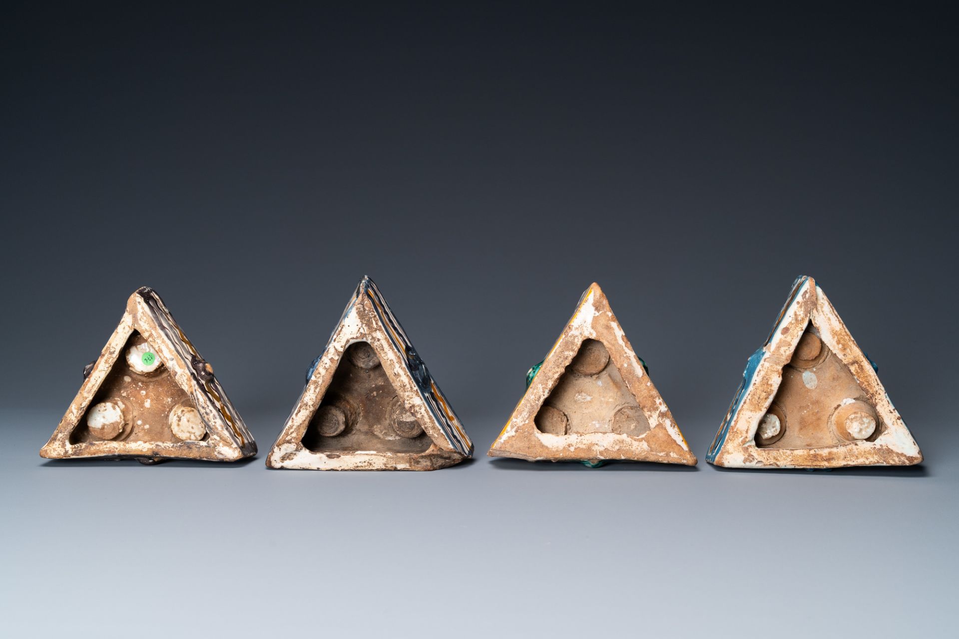 Four Spanish polychrome triangular spice boxes, Talavera, 18th C. - Image 3 of 7