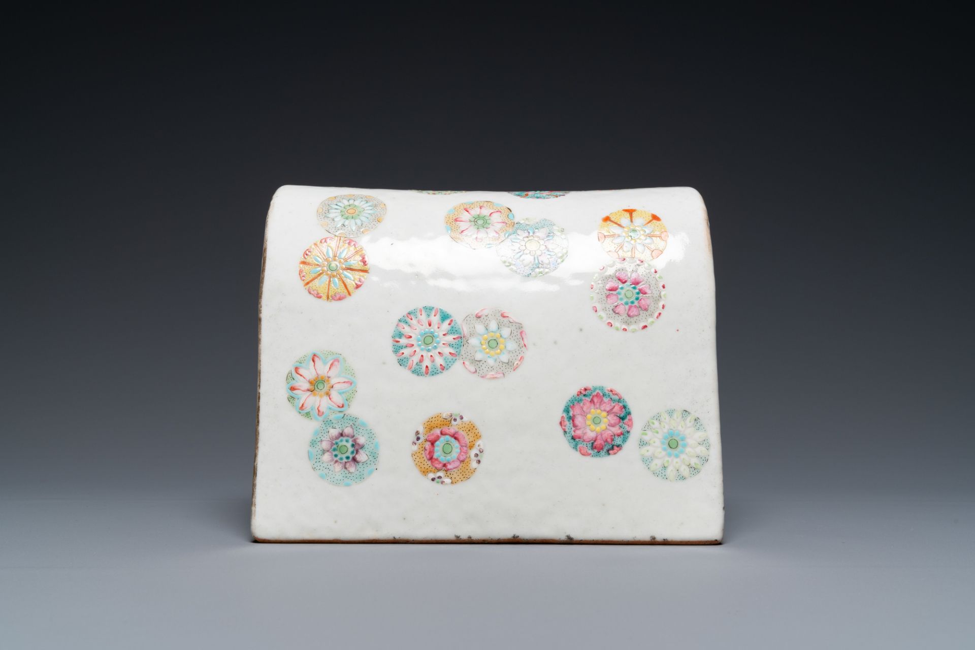 A Chinese famille rose neck pillow with floral balls, 19th C. - Image 4 of 7
