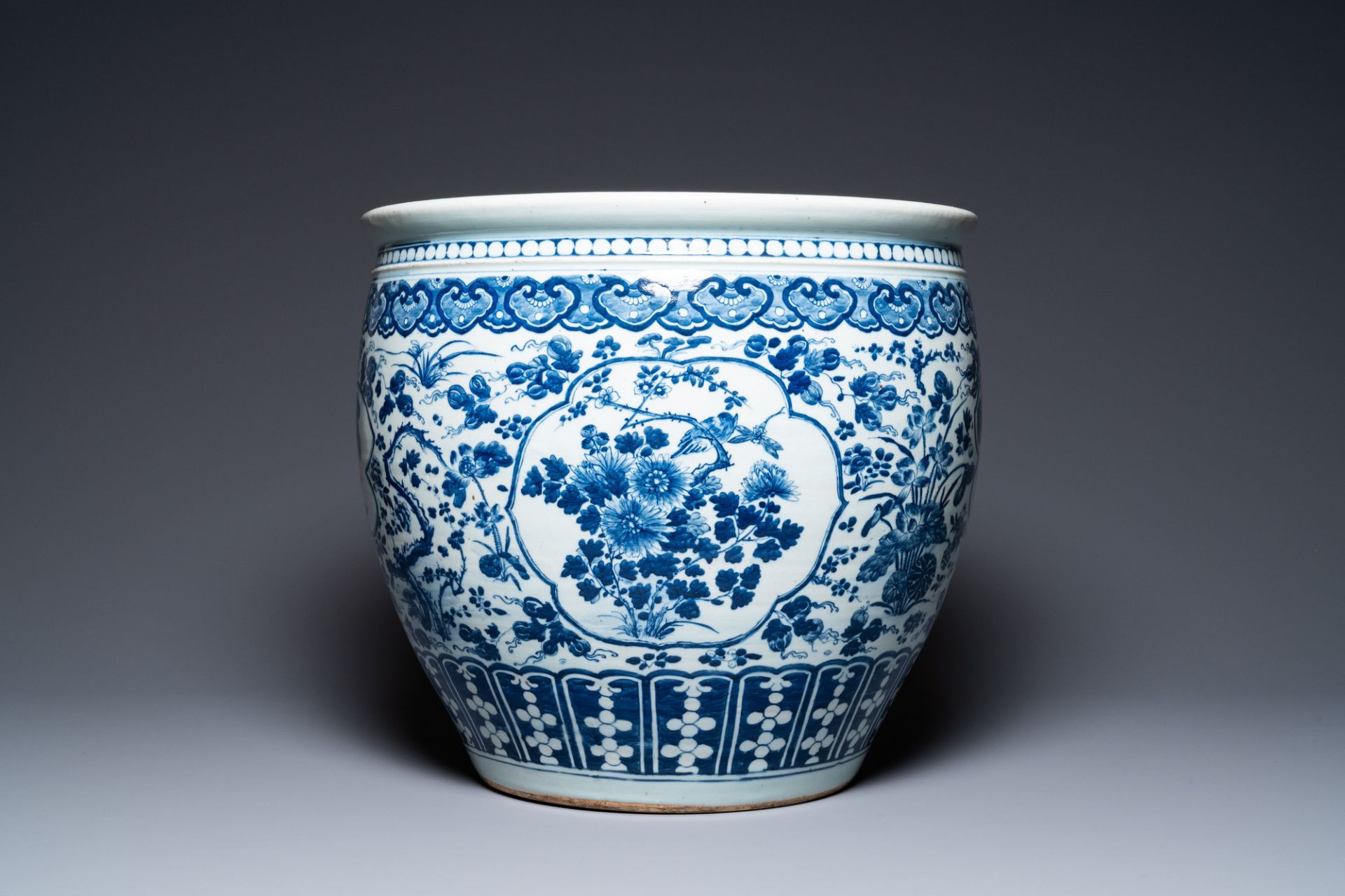 A large Chinese blue and white fish bowl with an eagle and magpies, 19th C. - Bild 5 aus 7
