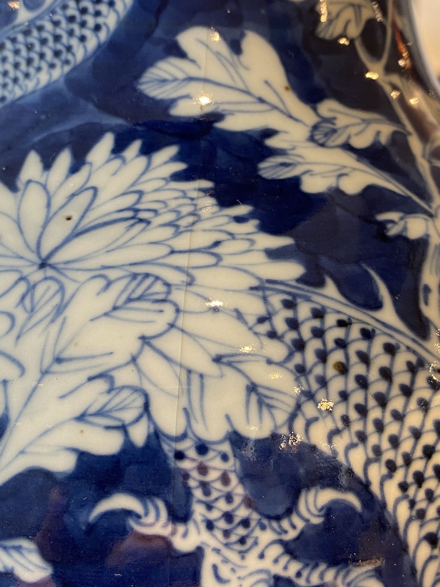 A pair of Chinese blue and white 'dragon and peony' vases, 19th C. - Bild 15 aus 21