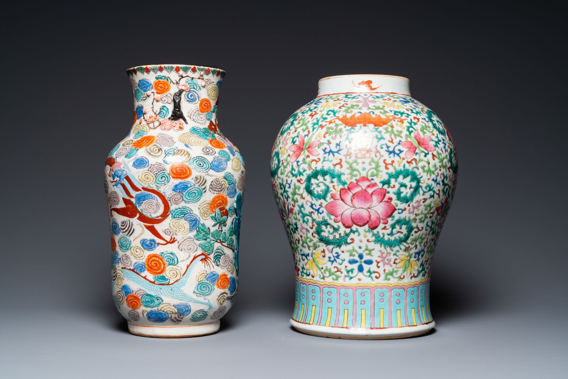 A Chinese famille verte vase and a famille rose vase with wooden cover and stand, 19th C. - Image 3 of 9