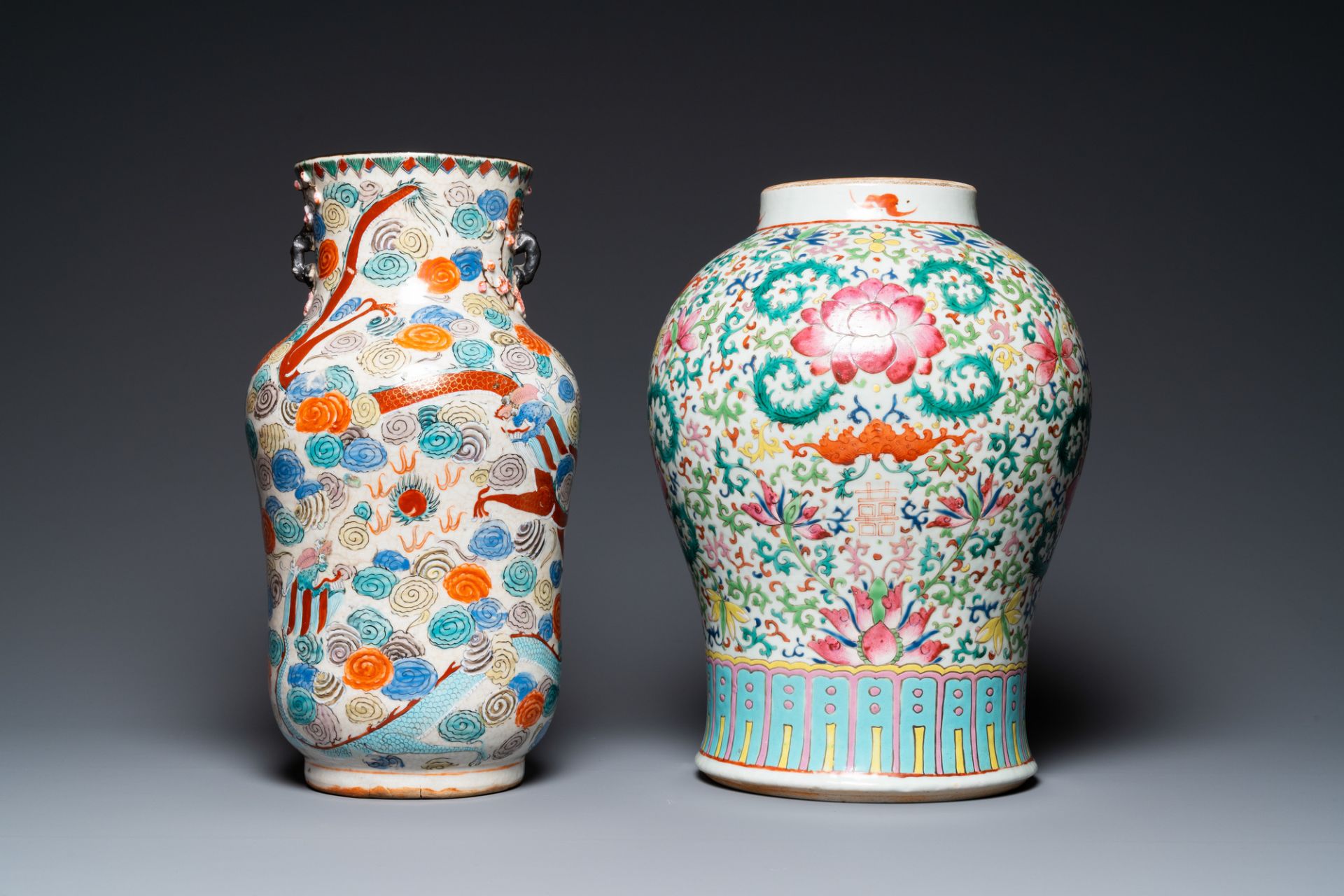 A Chinese famille verte vase and a famille rose vase with wooden cover and stand, 19th C. - Image 4 of 9