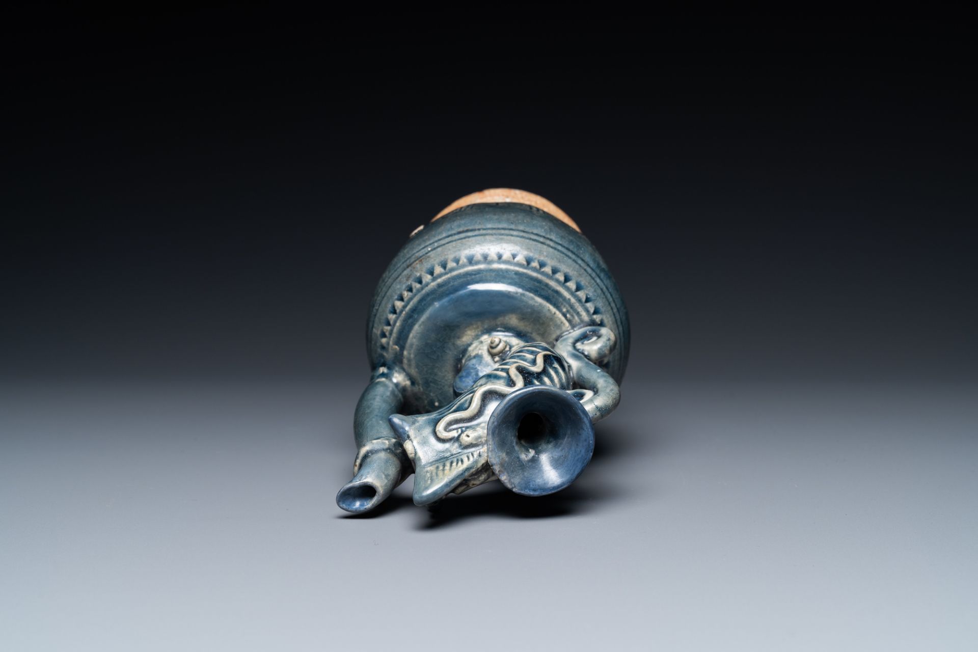 A very rare Vietnamese or Annamese blue-glazed 'shrimp' ewer, 15/16th C. - Image 7 of 8