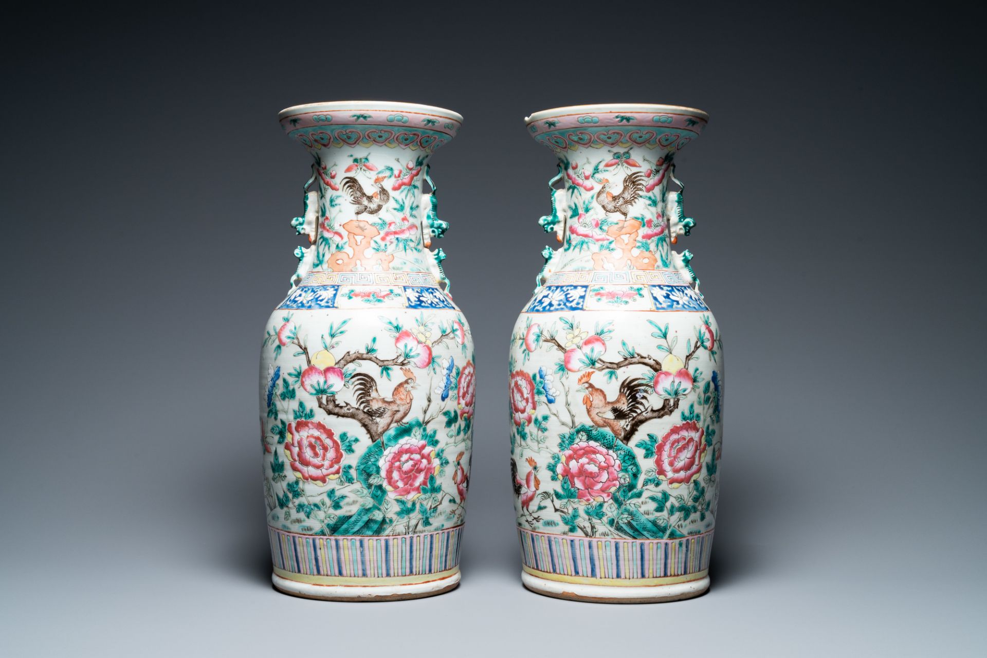 A pair of Chinese famille rose 'rooster' vases, 19th C. - Bild 3 aus 6