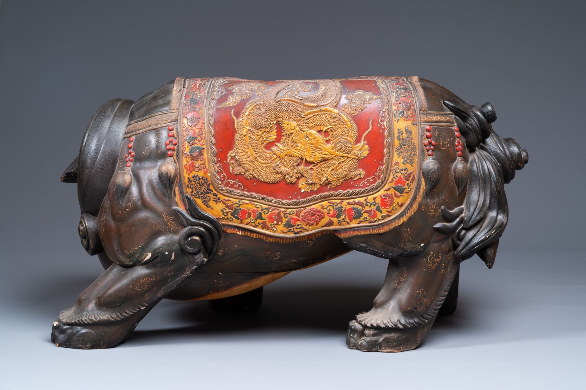 A pair of large Japanese lacquered and gilded wooden shishi, Edo, 18/19th C. - Image 4 of 13