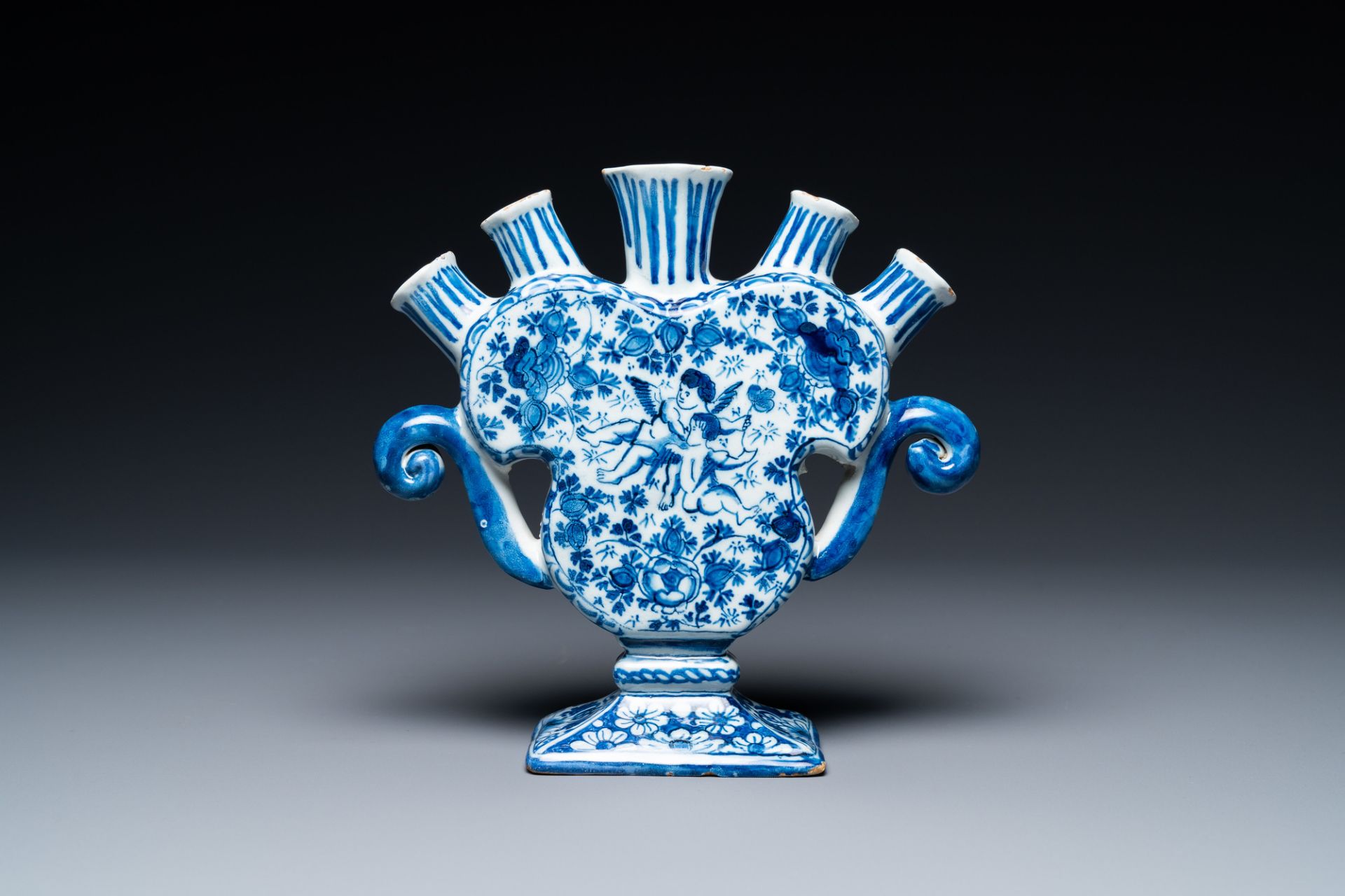 A Dutch Delft blue and white heart-shaped tulip vase with putti, 1st half 18th C. - Image 2 of 7