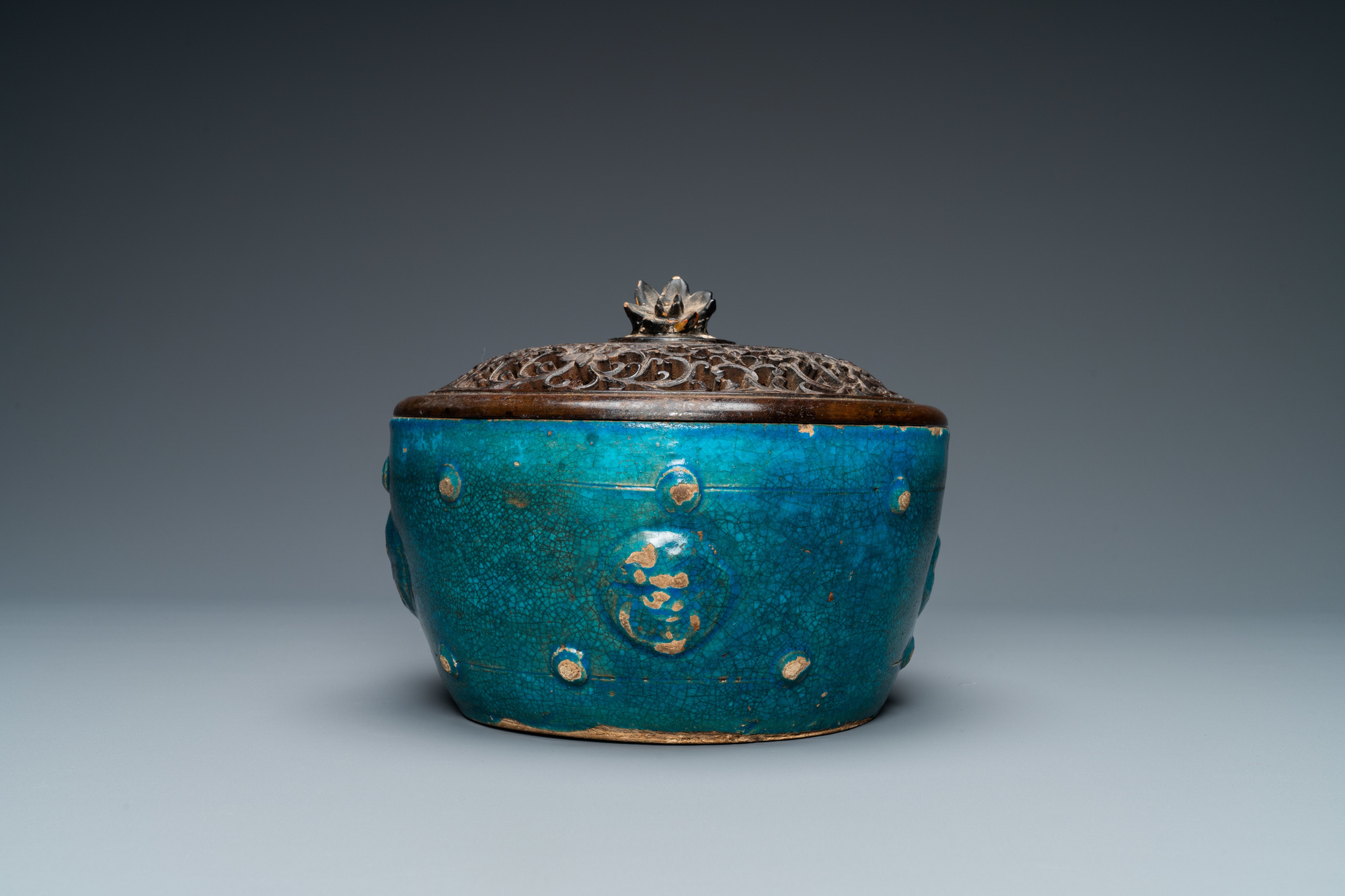 A Chinese monochrome turquoise-glazed bowl with reticulated wooden cover, Ming - Image 2 of 8