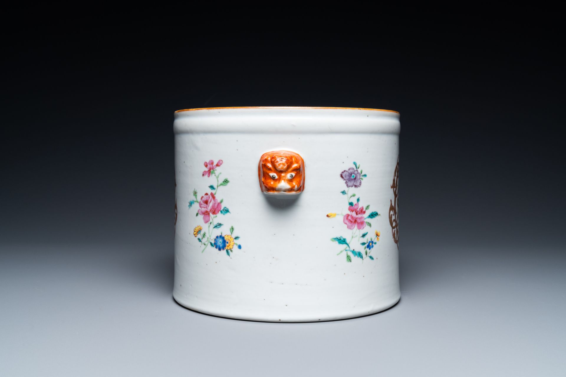 A Chinese gilt-monogrammed famille rose cooler, Qianlong - Bild 3 aus 7