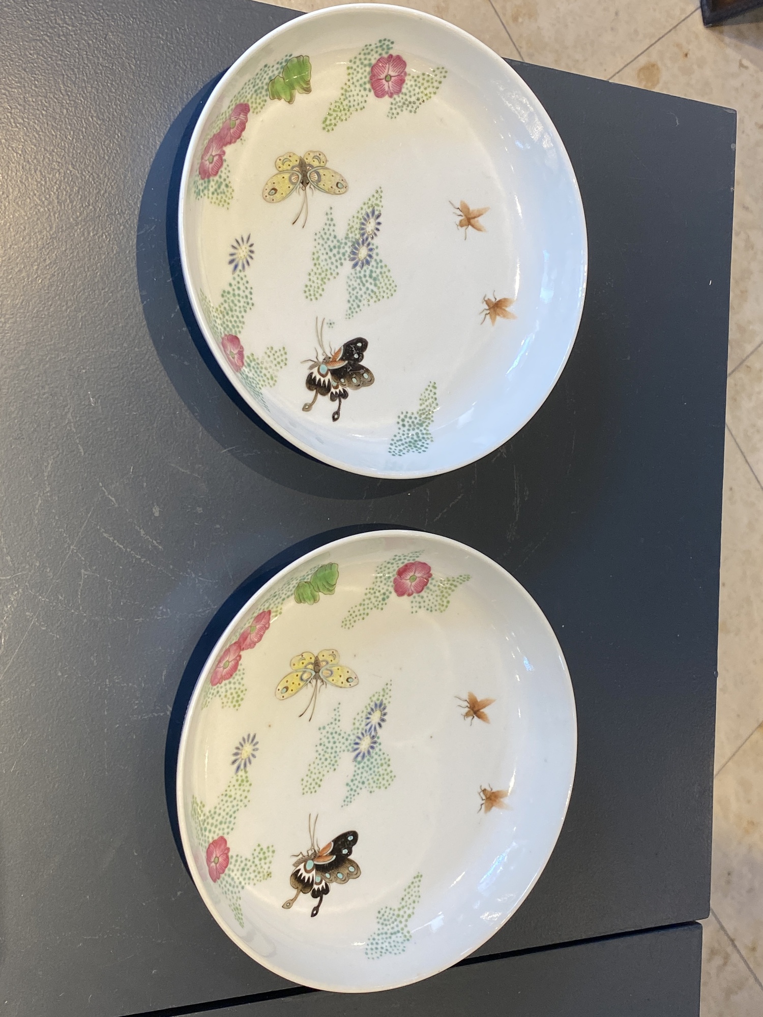 A pair of Chinese famille rose 'butterfly' plates, Xie Zhu Zhuren Zao mark, 19/20th C. - Image 6 of 9