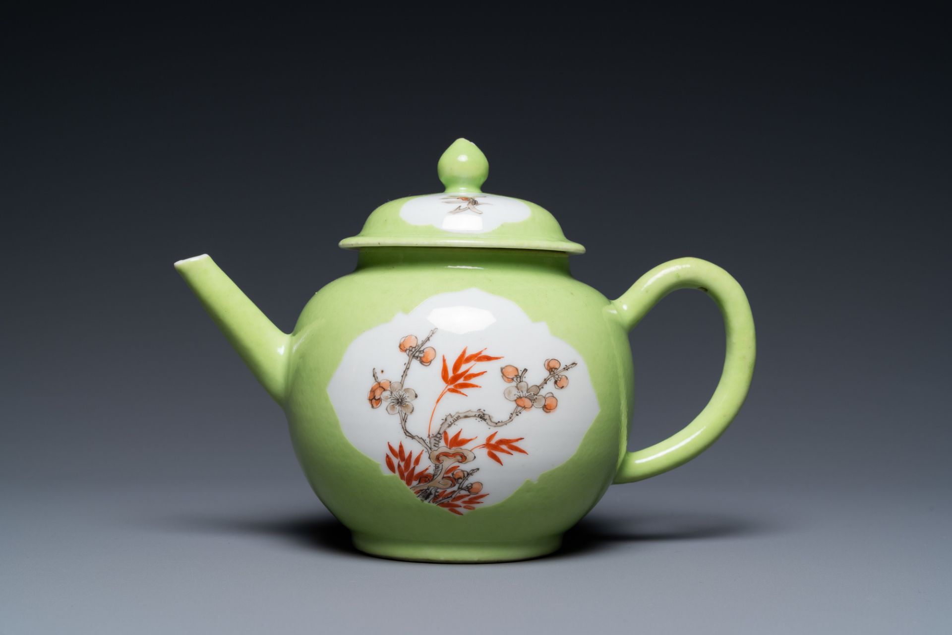 A Chinese iron red and grisaille lime green-ground teapot and cover, Qianlong - Bild 2 aus 7