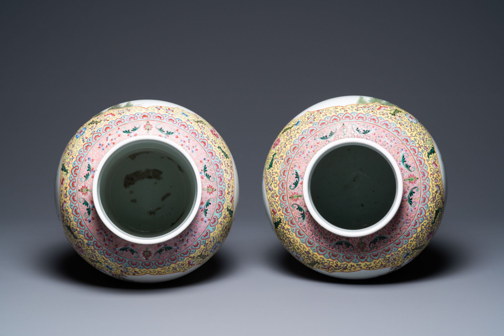 A pair of Chinese famille rose vases and covers, Qianlong mark, Republic - Bild 5 aus 8