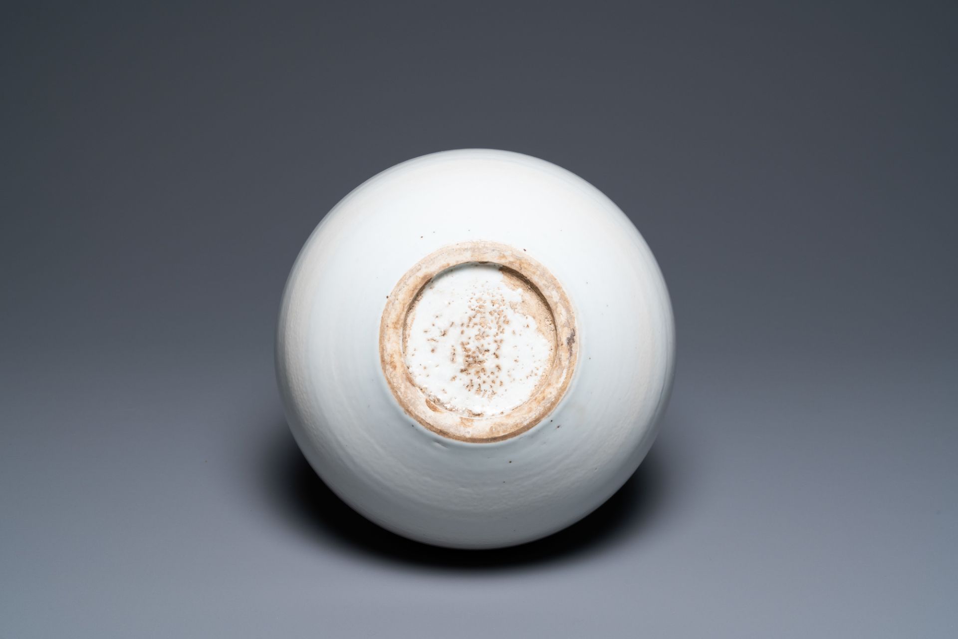A Chinese monochrome white-glazed 'tianqiu ping' vase, 18/19th C. - Image 6 of 6