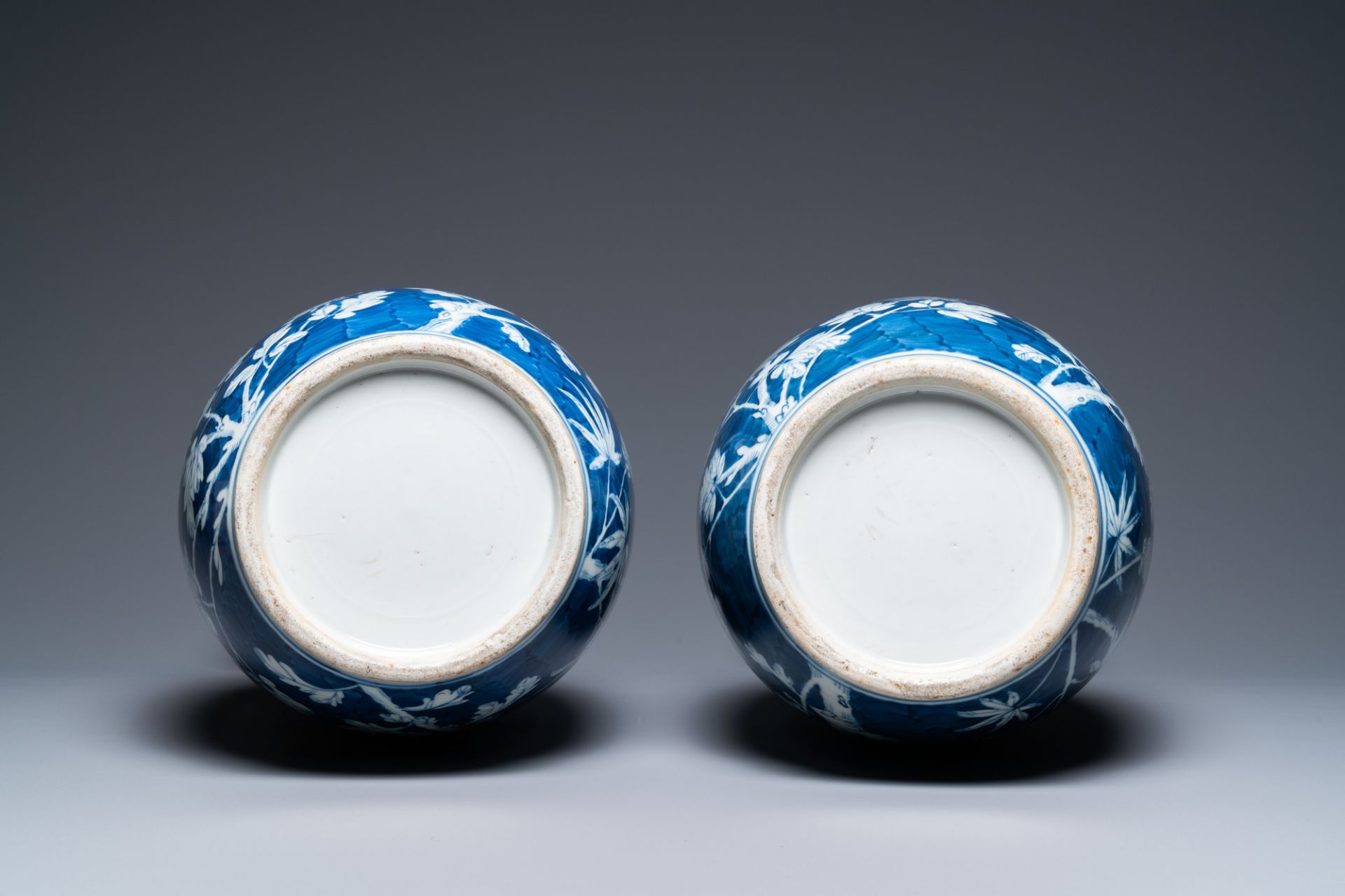A pair of Chinese blue and white 'dragon and peony' vases, 19th C. - Bild 6 aus 21