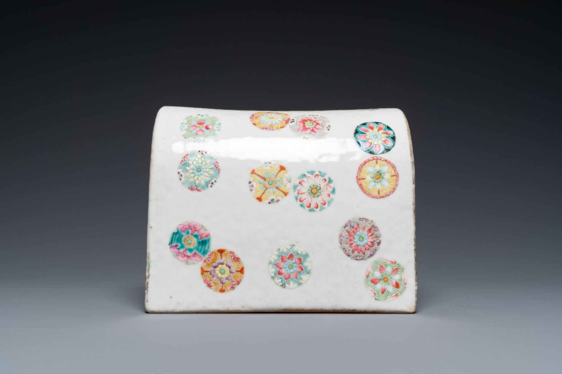 A Chinese famille rose neck pillow with floral balls, 19th C. - Image 2 of 7