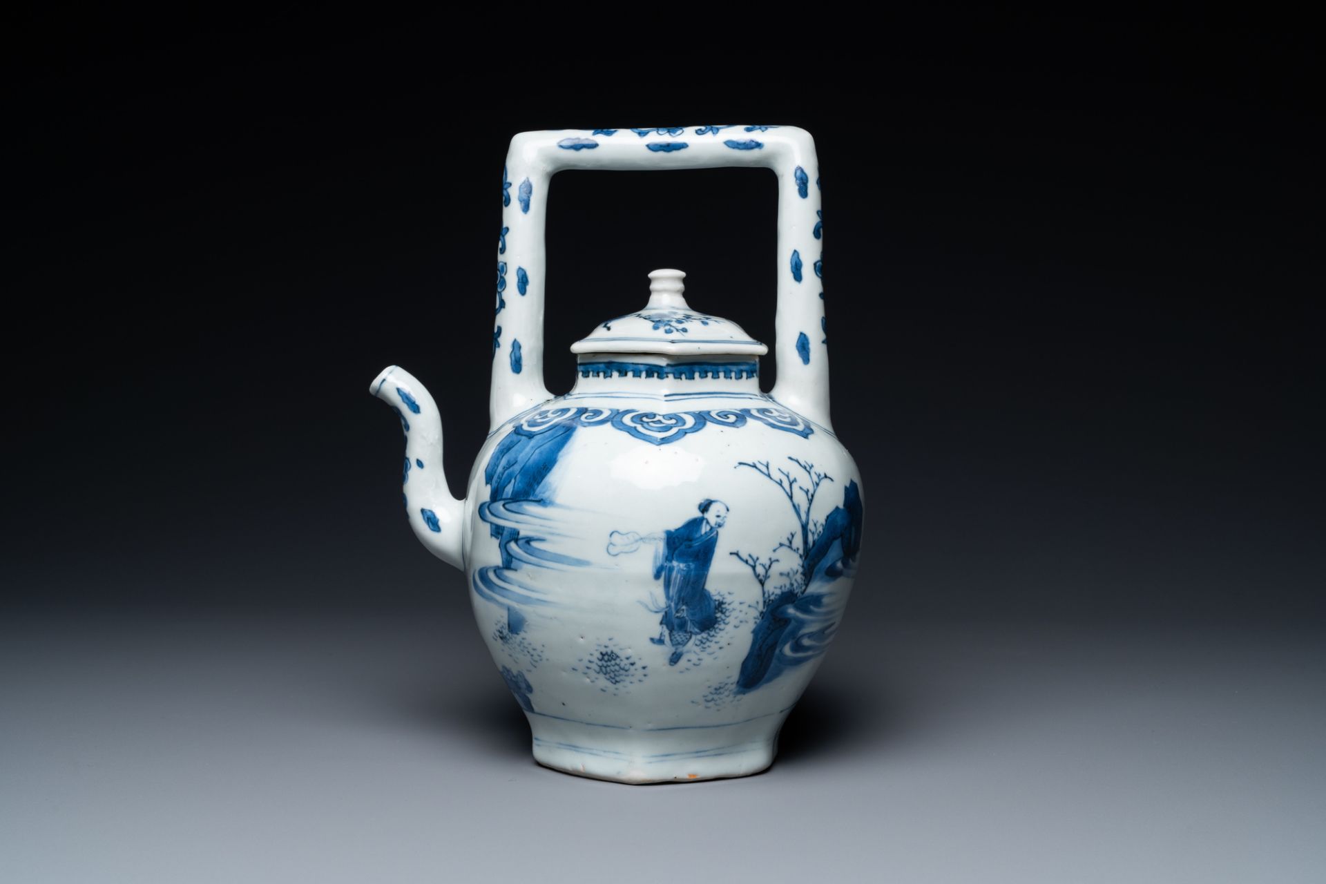 A large Chinese blue and white hexagonal teapot and cover, Transitional period - Image 4 of 6