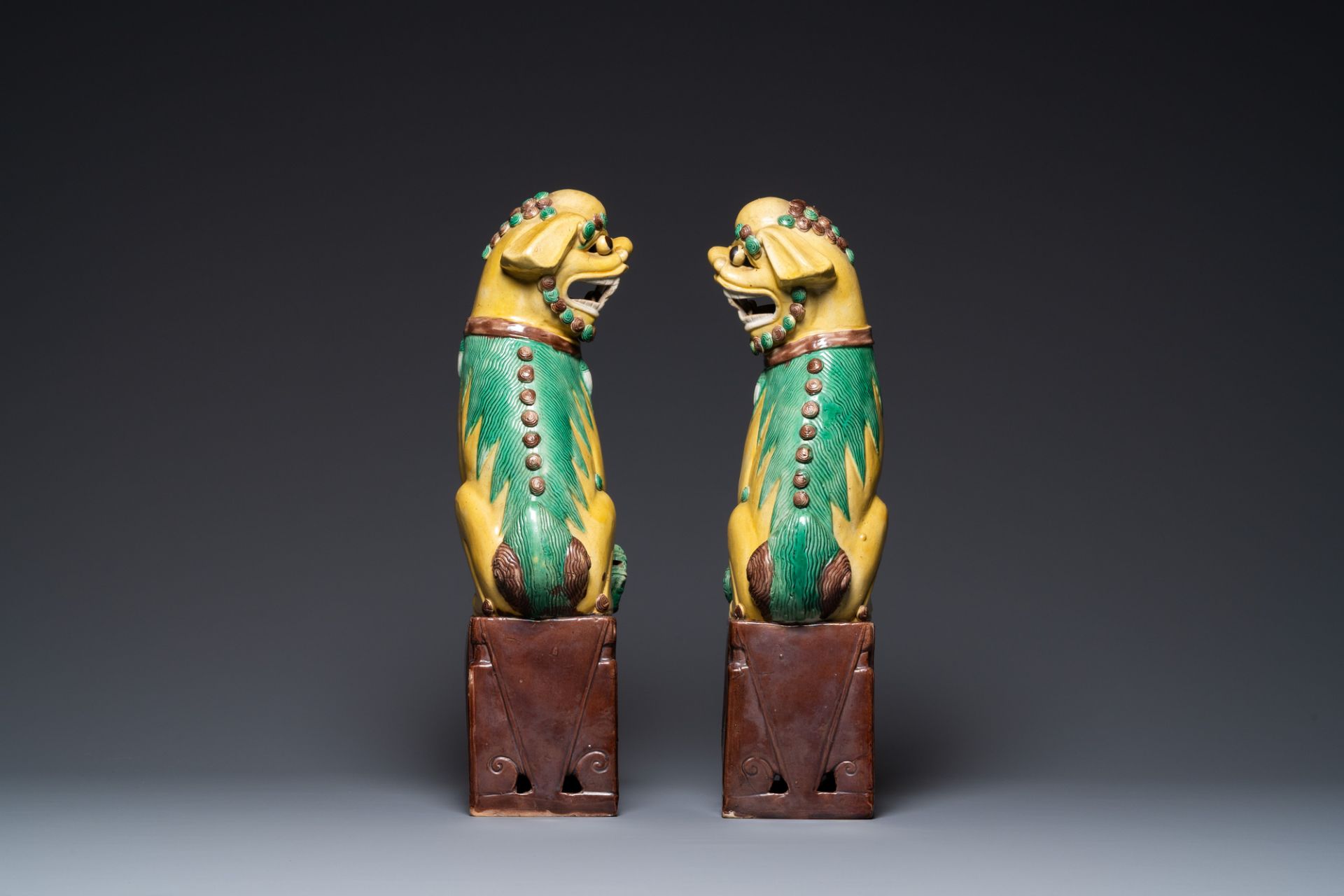 A pair of large Chinese sancai-glazed Buddhist lions, 19th C. - Bild 5 aus 7