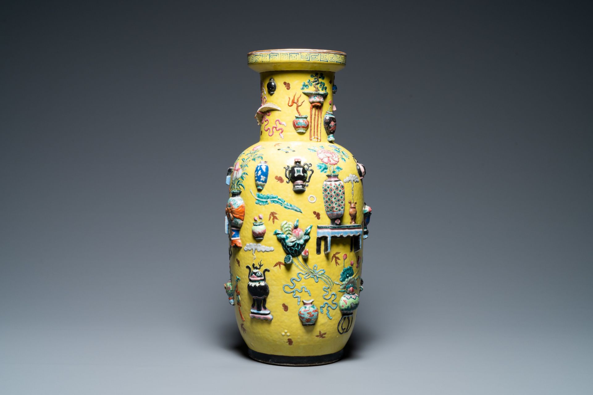 A Chinese yellow-ground famille rose rouleau vase with applied 'antiquities' design, 19th C. - Image 4 of 7