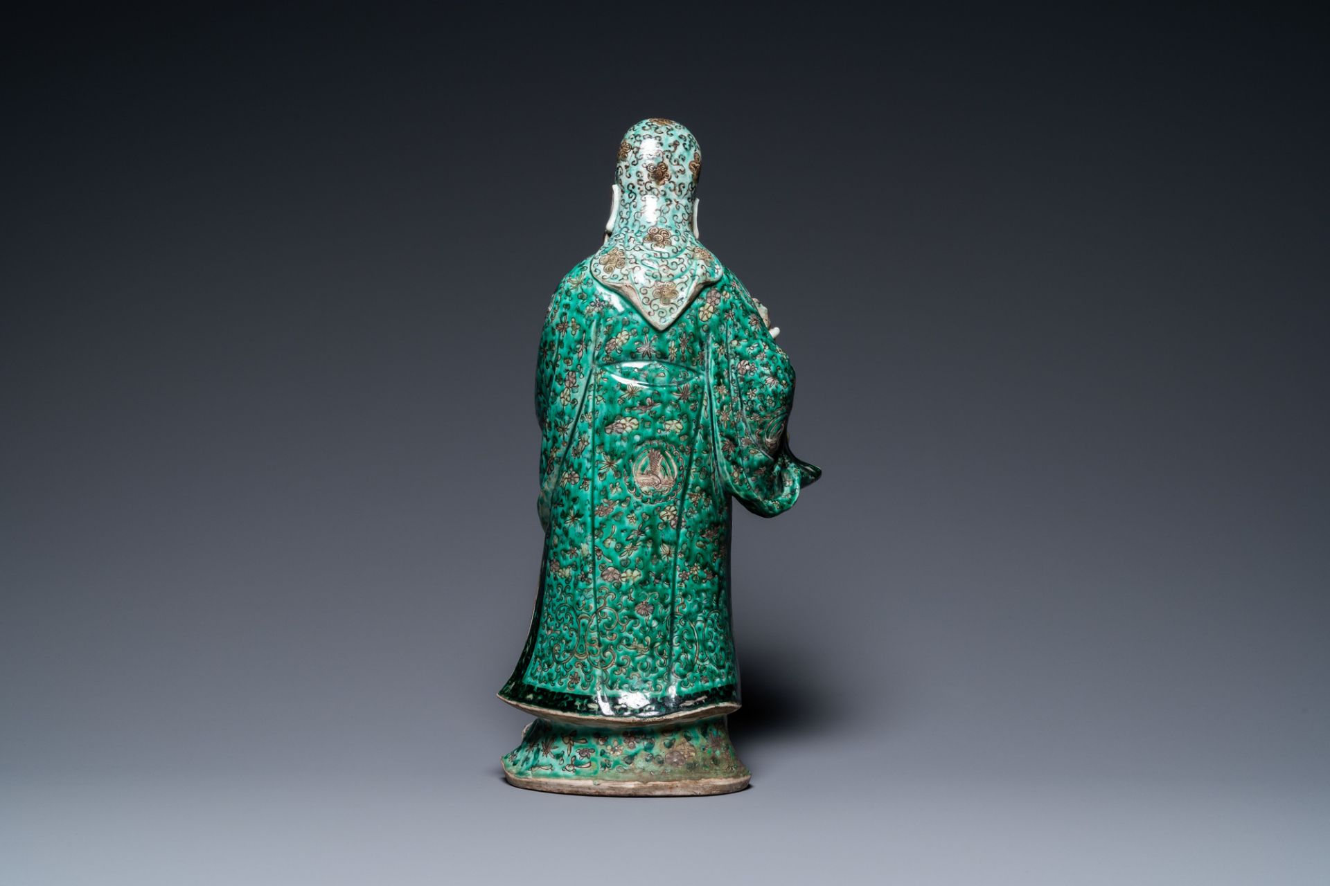 A Chinese verte biscuit figure of an immortal, 19th C. - Image 4 of 7