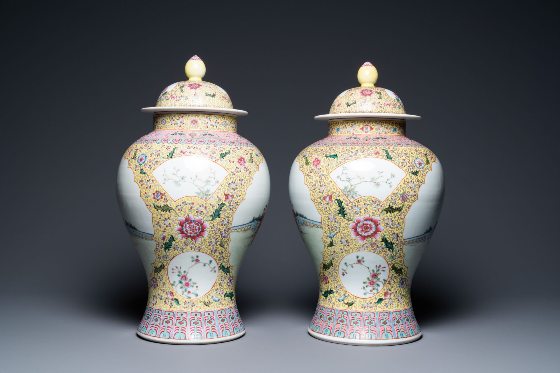 A pair of Chinese famille rose vases and covers, Qianlong mark, Republic - Bild 4 aus 8