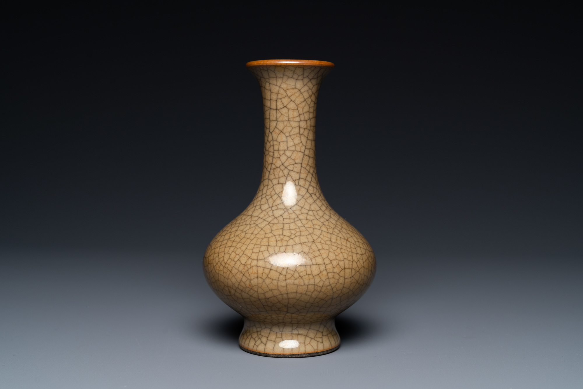 A Chinese crackle-glazed 'sanping' vase, Yongzheng/Qianlong - Image 3 of 6