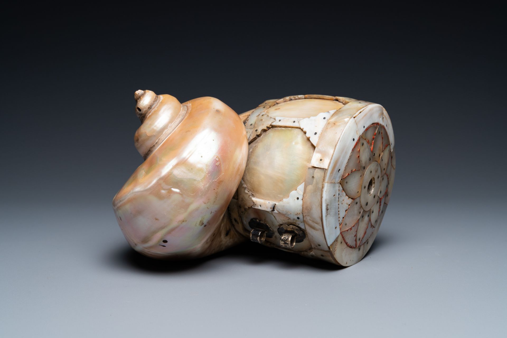An Indo-Portuguese mother-of-pearl and nautilus shell powder horn, Gujarat, India, 17/18th C. - Image 7 of 9