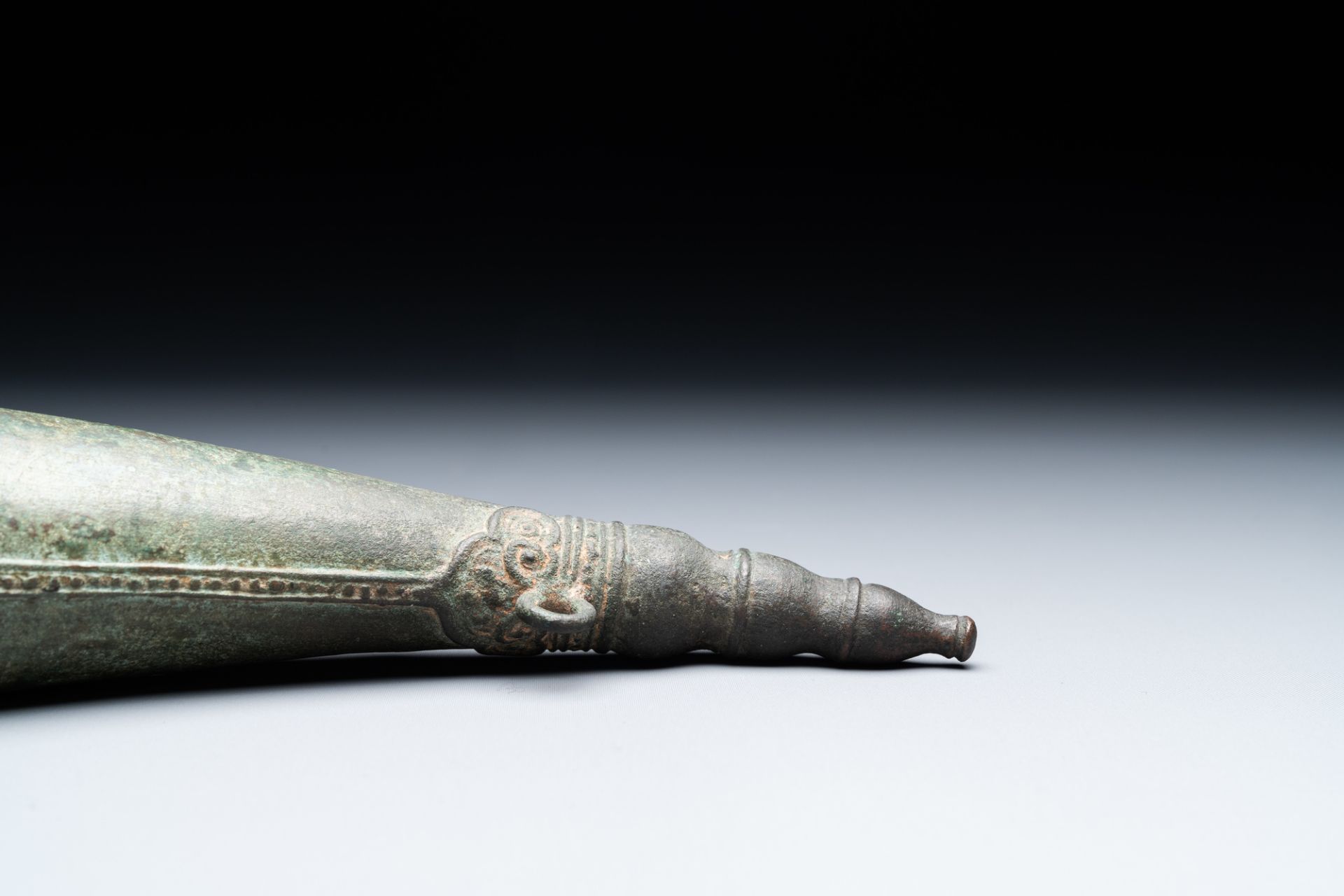 A Vietnamese bronze 'Oliphant' horn or rhyton, L or M_c dynasty, 15/16th C. - Image 12 of 12