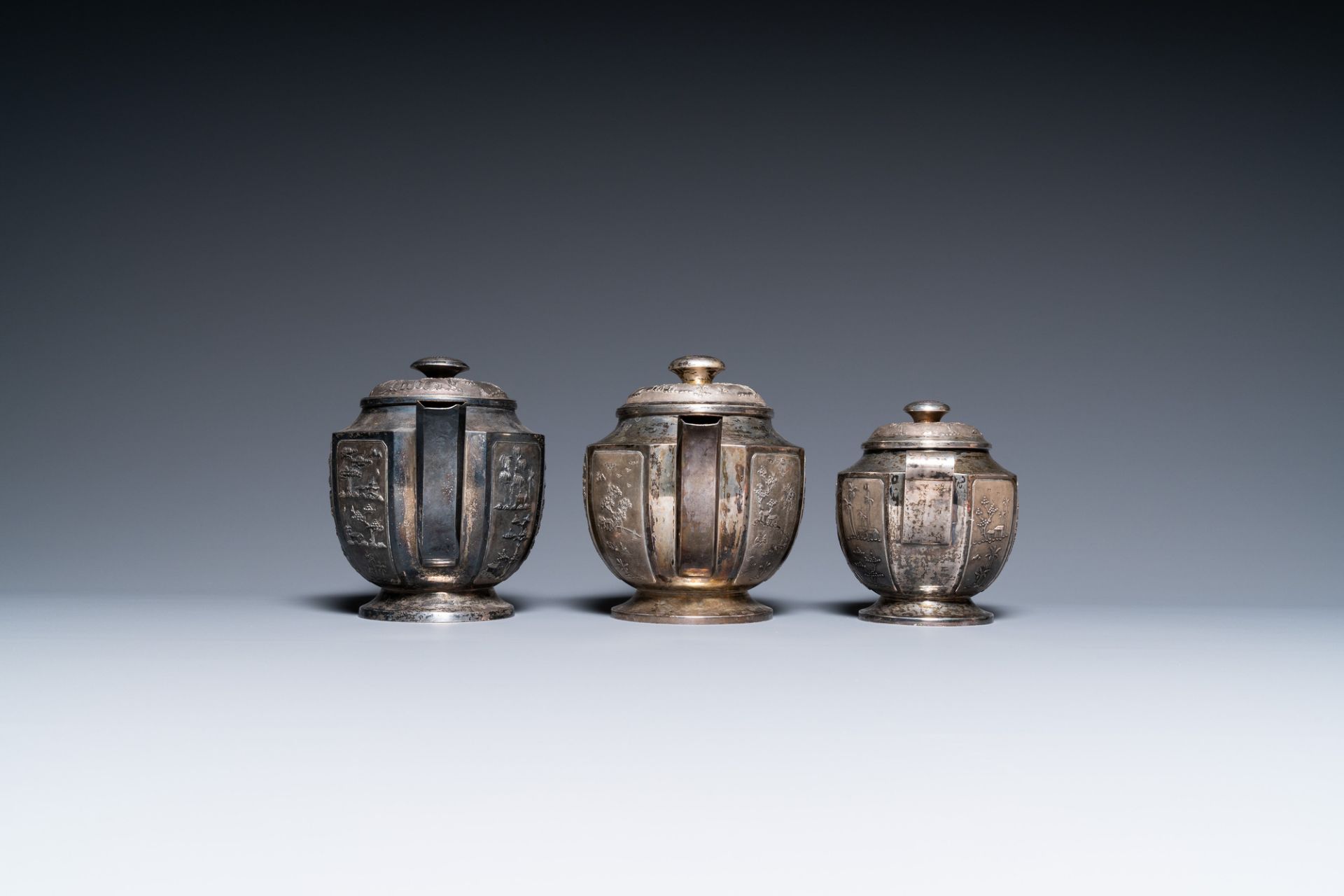 Two Vietnamese silver teapots and a sugar bowl and cover, marked Donghung, ca. 1900 - Bild 2 aus 7