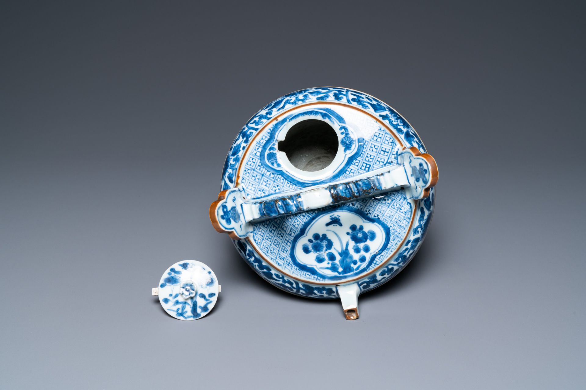 A Chinese blue and white lime pot for the Vietnamese market, Kangxi - Image 6 of 7