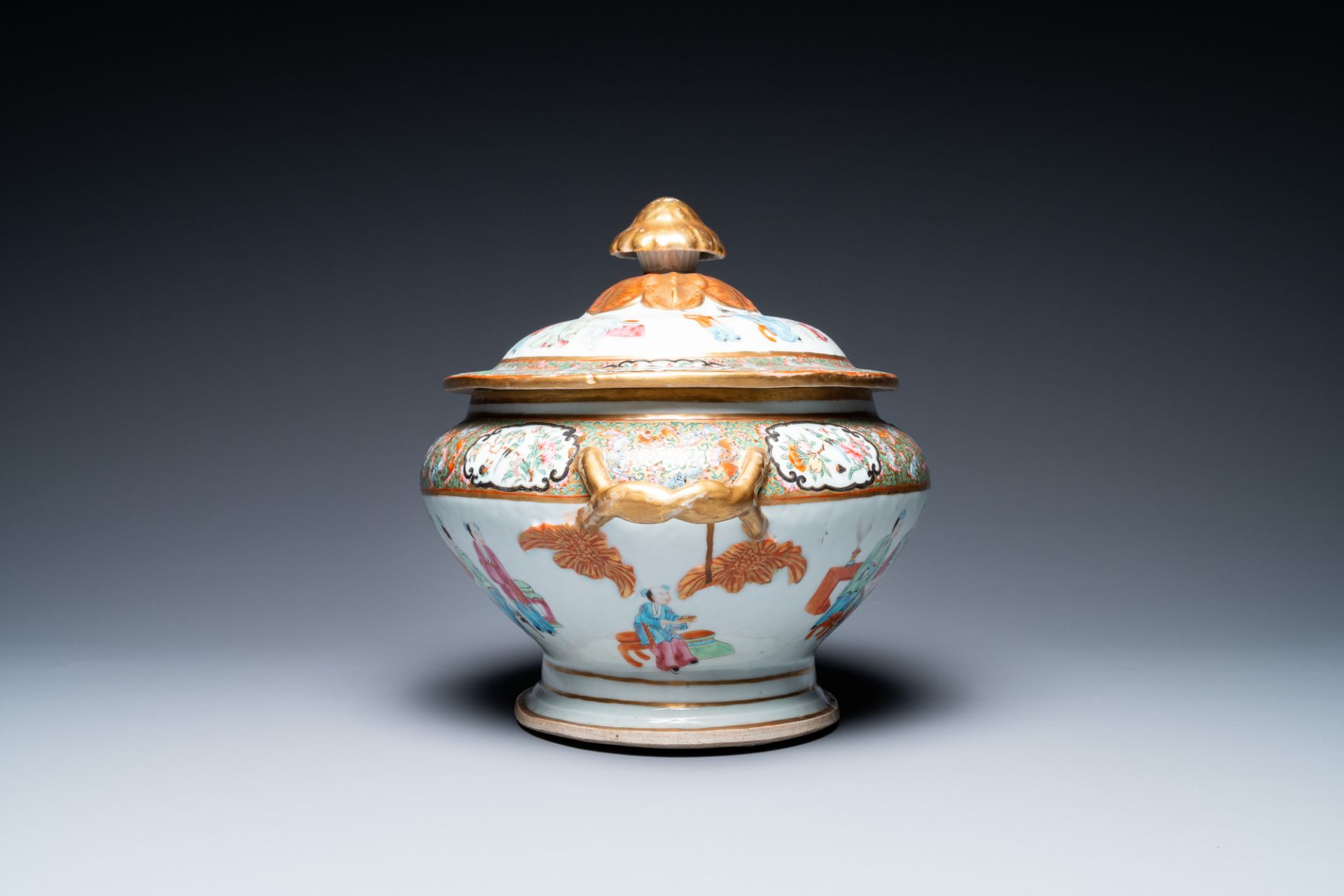An extensive Chinese Canton famille rose dinner service, 19th C. - Image 34 of 48