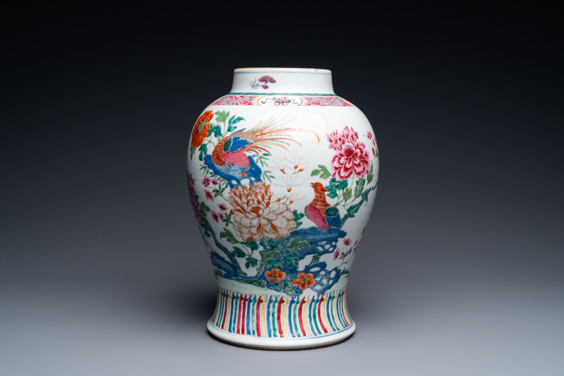 A Chinese famille rose vase with birds among blossoming branches, Qianlong - Bild 2 aus 7