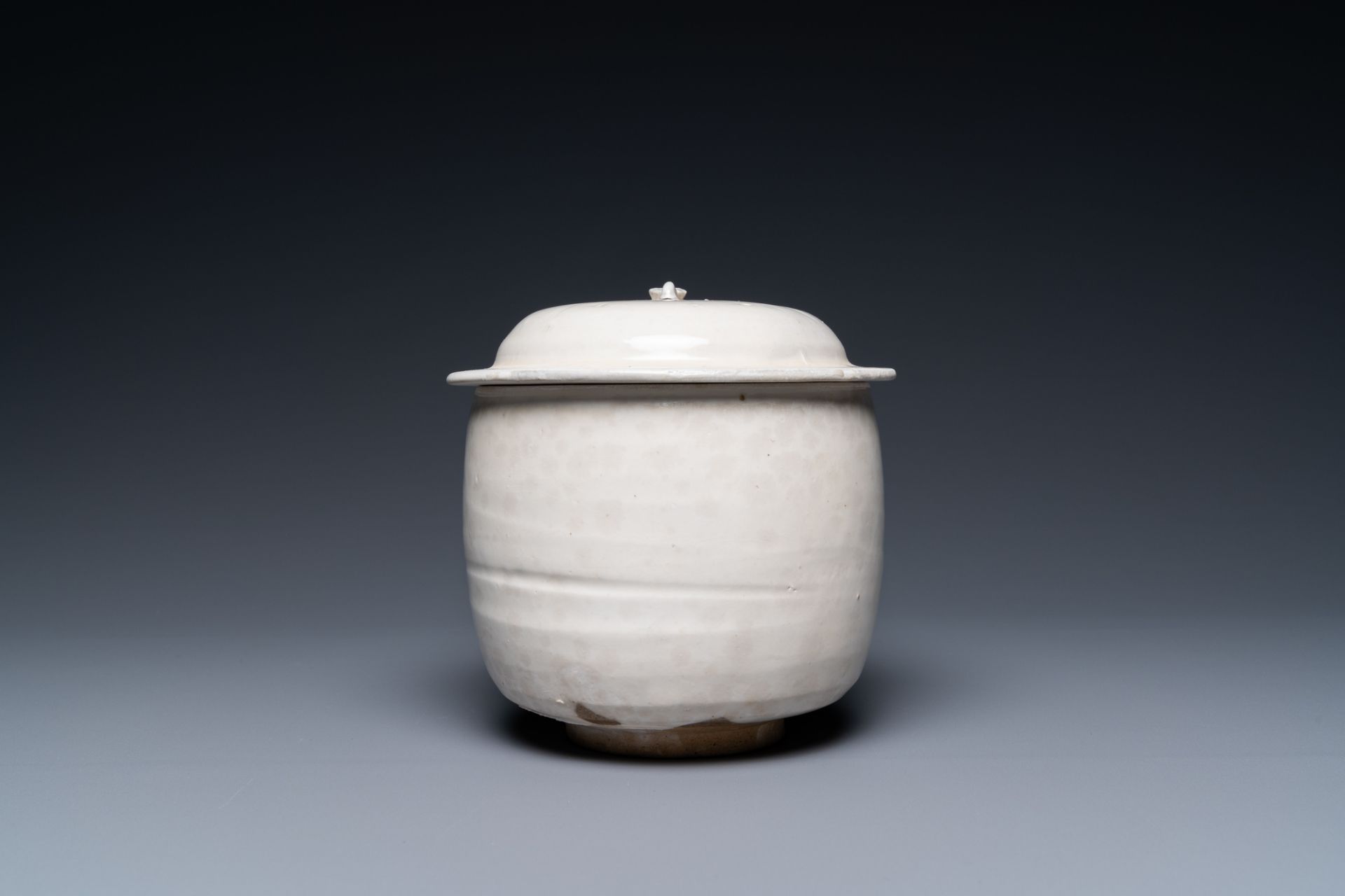 A Chinese cream-glazed jar and cover, Northern Song - Image 5 of 7