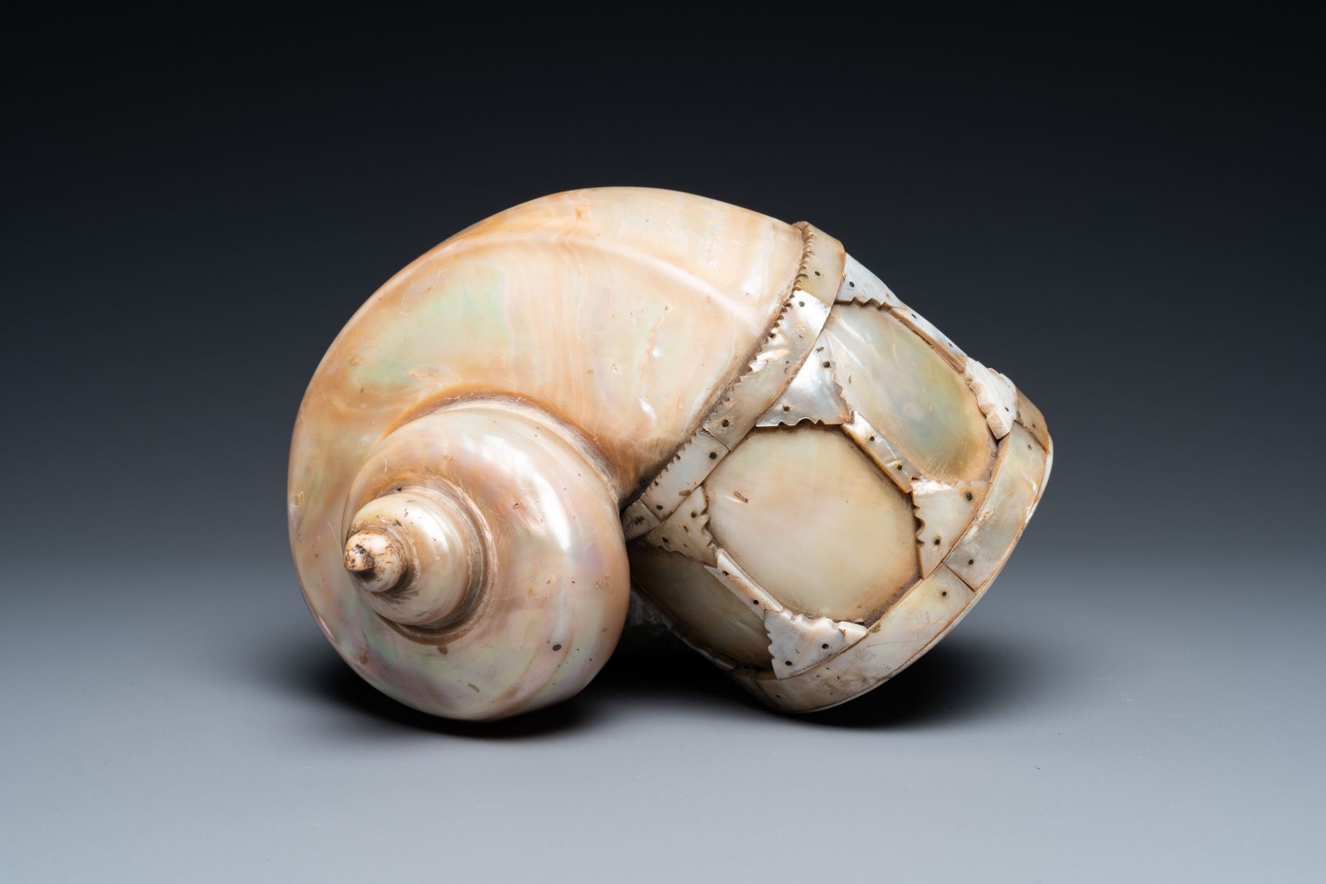 An Indo-Portuguese mother-of-pearl and nautilus shell powder horn, Gujarat, India, 17/18th C. - Image 8 of 9