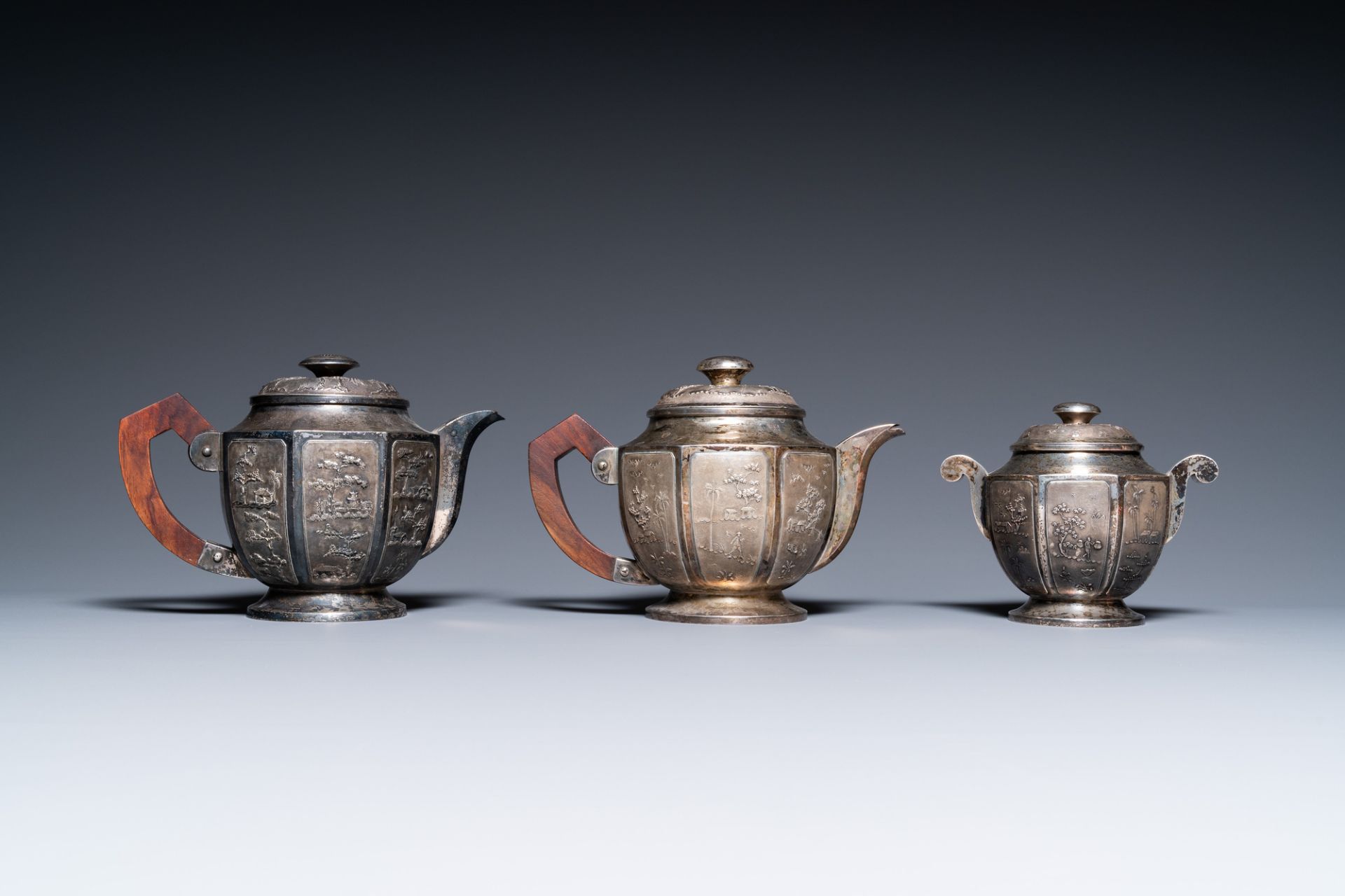 Two Vietnamese silver teapots and a sugar bowl and cover, marked Donghung, ca. 1900 - Bild 3 aus 7