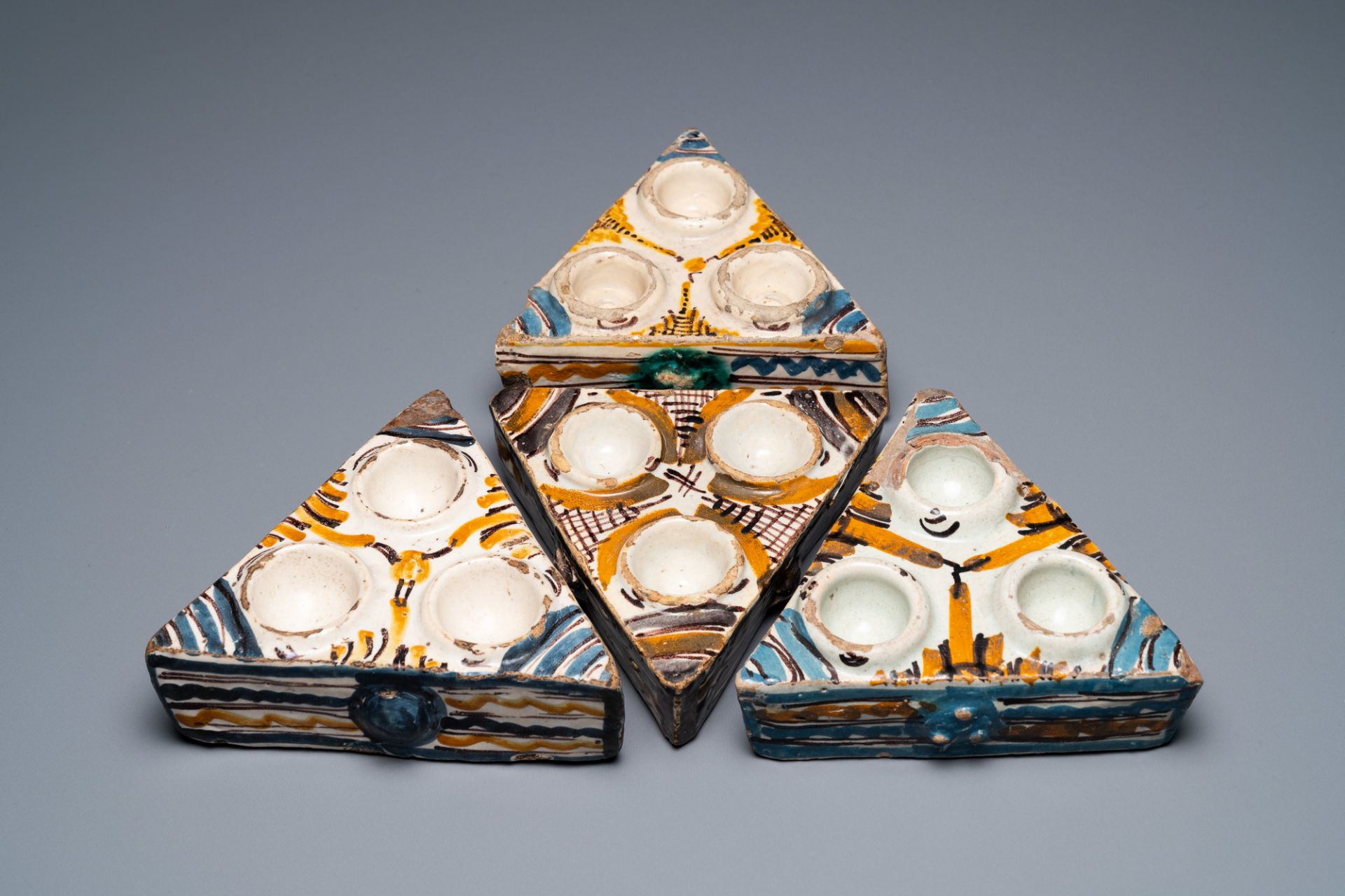 Four Spanish polychrome triangular spice boxes, Talavera, 18th C. - Image 7 of 7