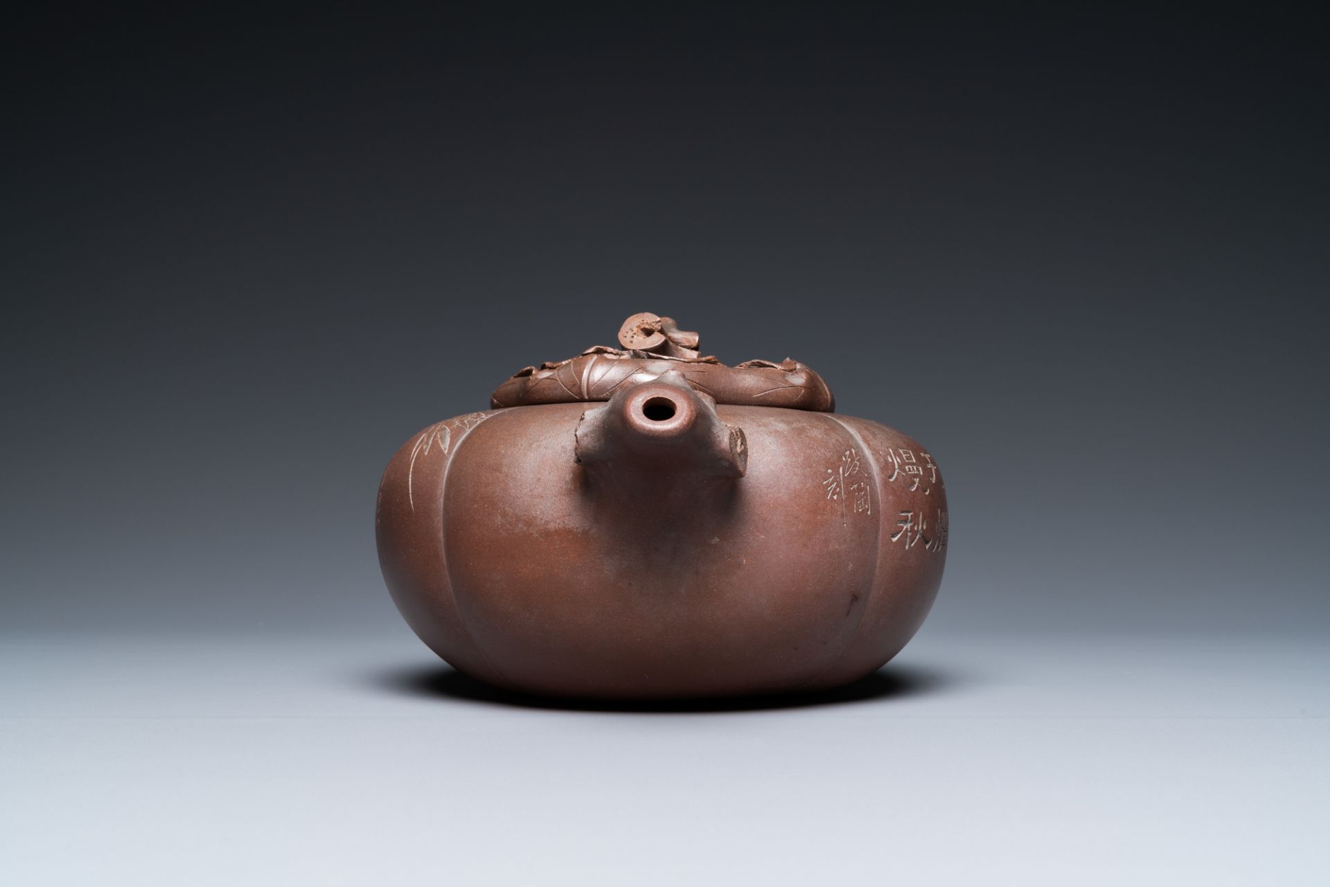 A Chinese melon-shaped Yixing stoneware teapot, signed Qi Tao (Wu Hanwen) and dated 1923 - Image 3 of 16