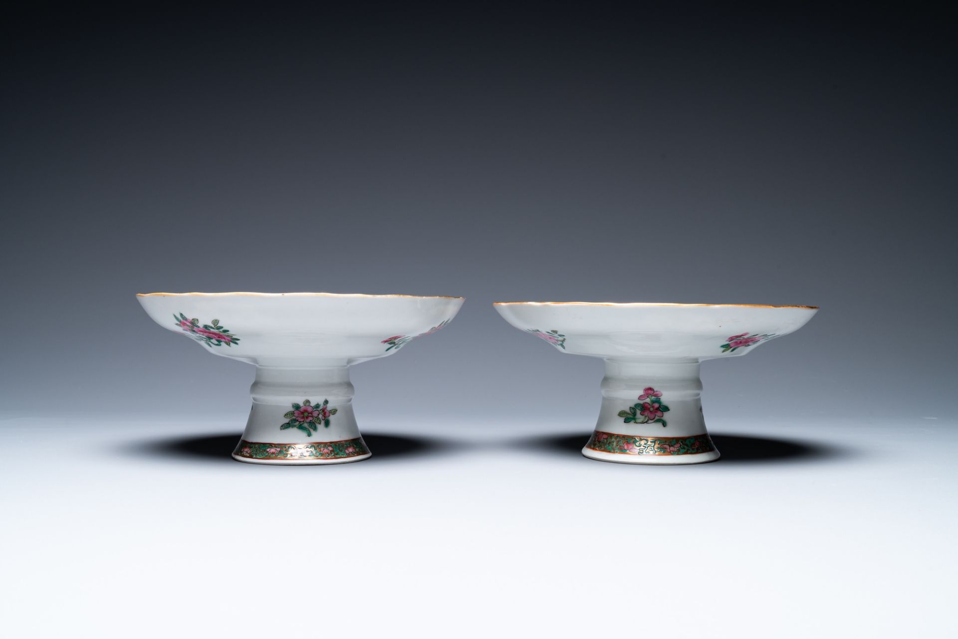 An extensive Chinese Canton famille rose dinner service, 19th C. - Image 43 of 48