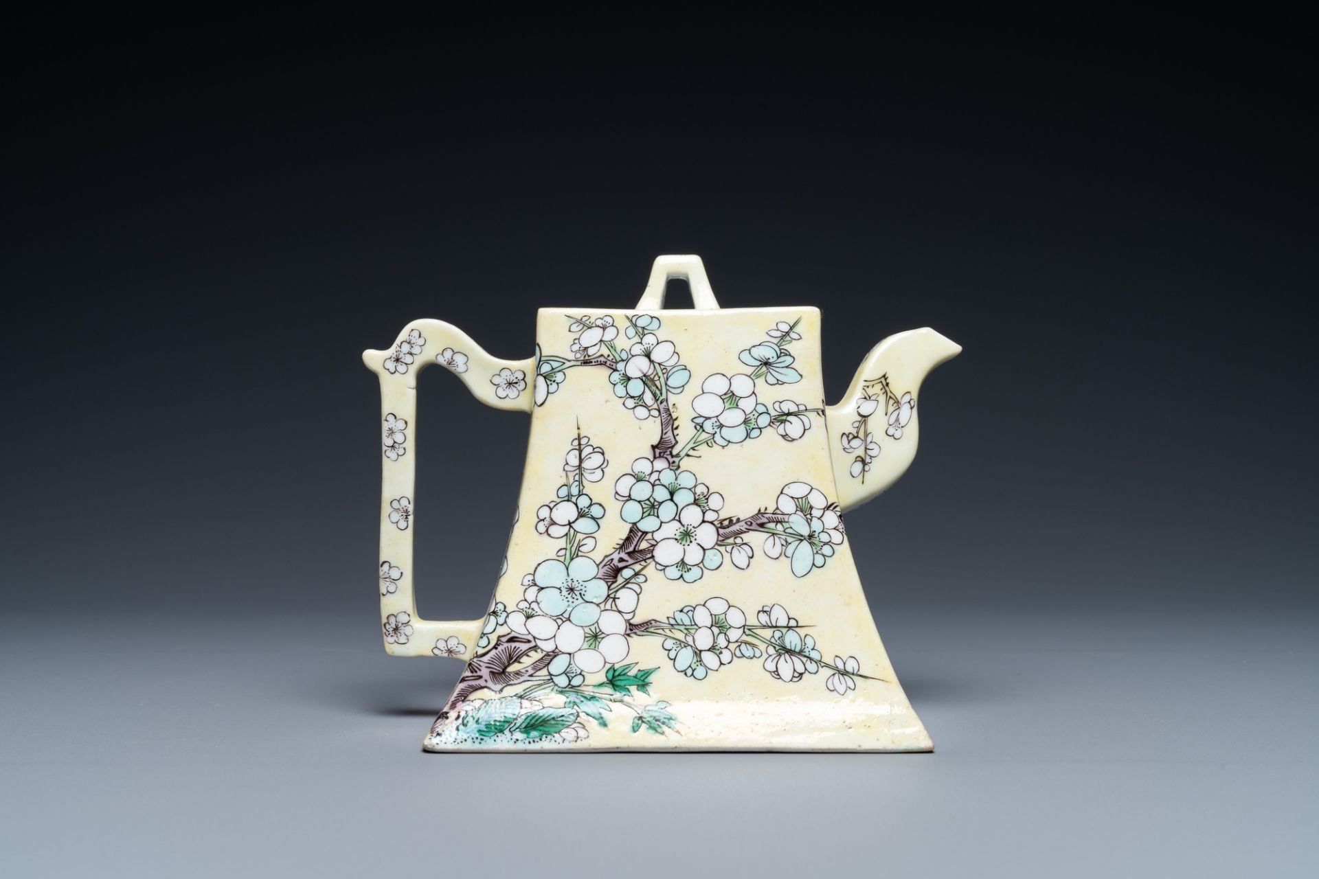 A Chinese verte biscuit yellow-ground teapot and cover, 19th C. - Image 4 of 7
