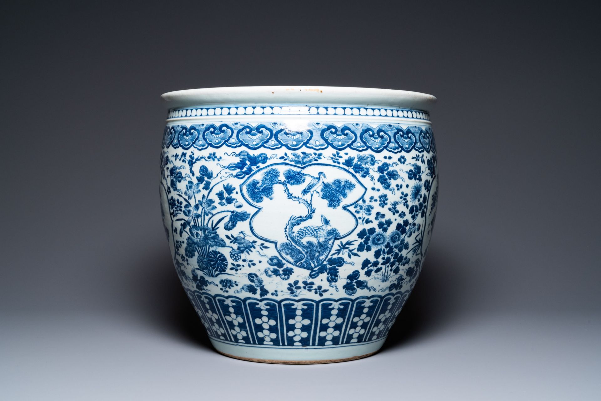 A large Chinese blue and white fish bowl with an eagle and magpies, 19th C. - Bild 4 aus 7