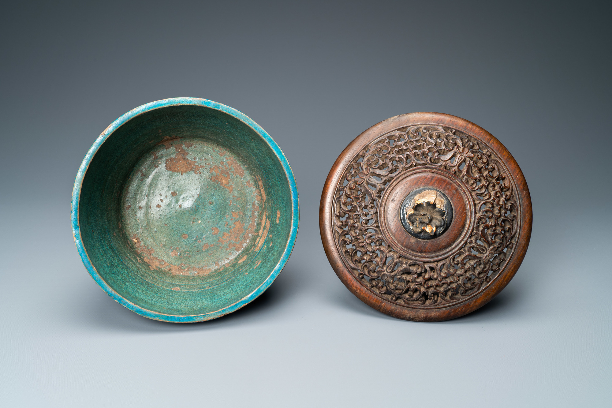 A Chinese monochrome turquoise-glazed bowl with reticulated wooden cover, Ming - Image 7 of 8