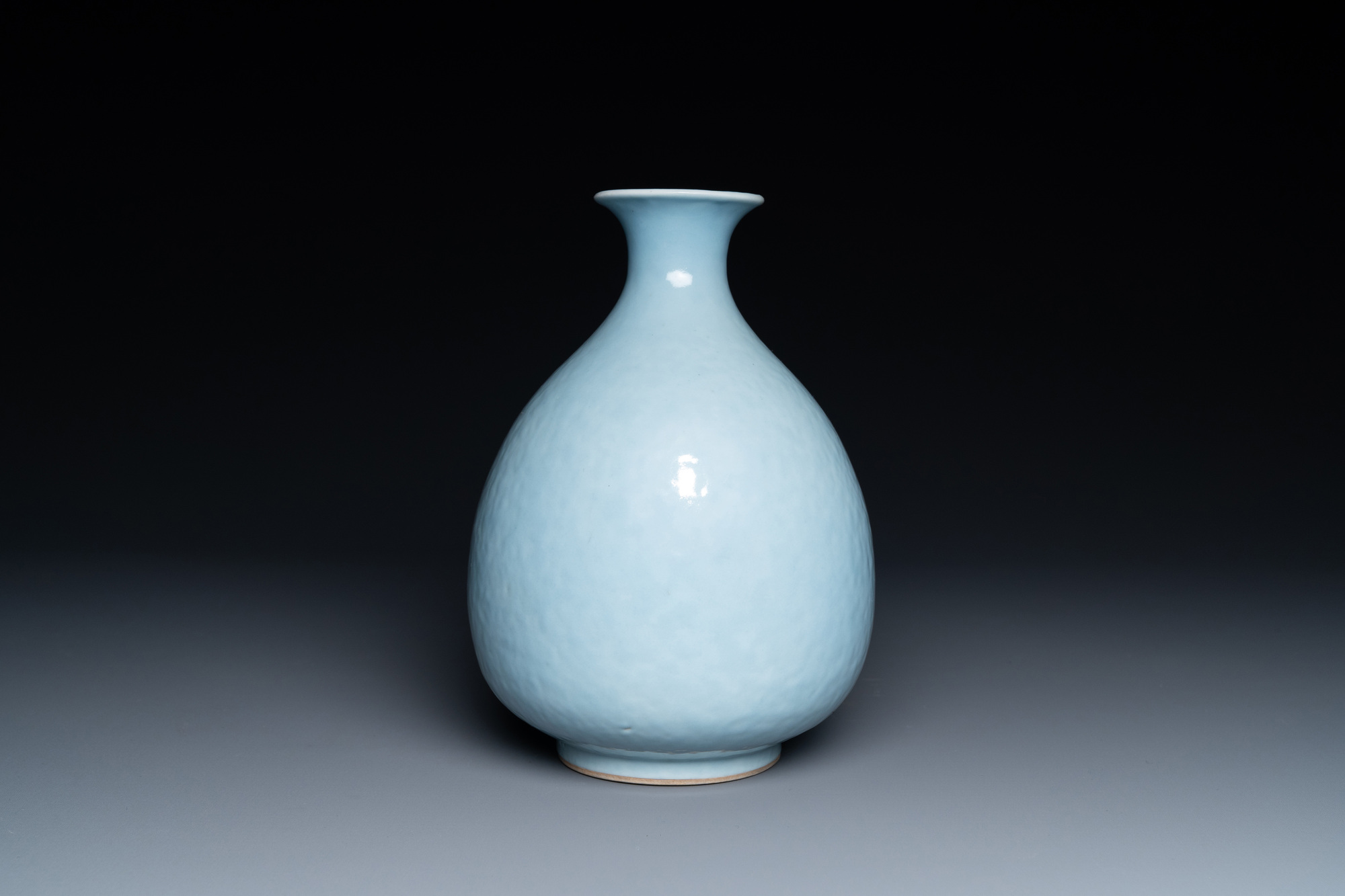 A Chinese monochrome clair-de-lune-glazed 'yuhuchunping' vase, 19th C. - Image 4 of 9