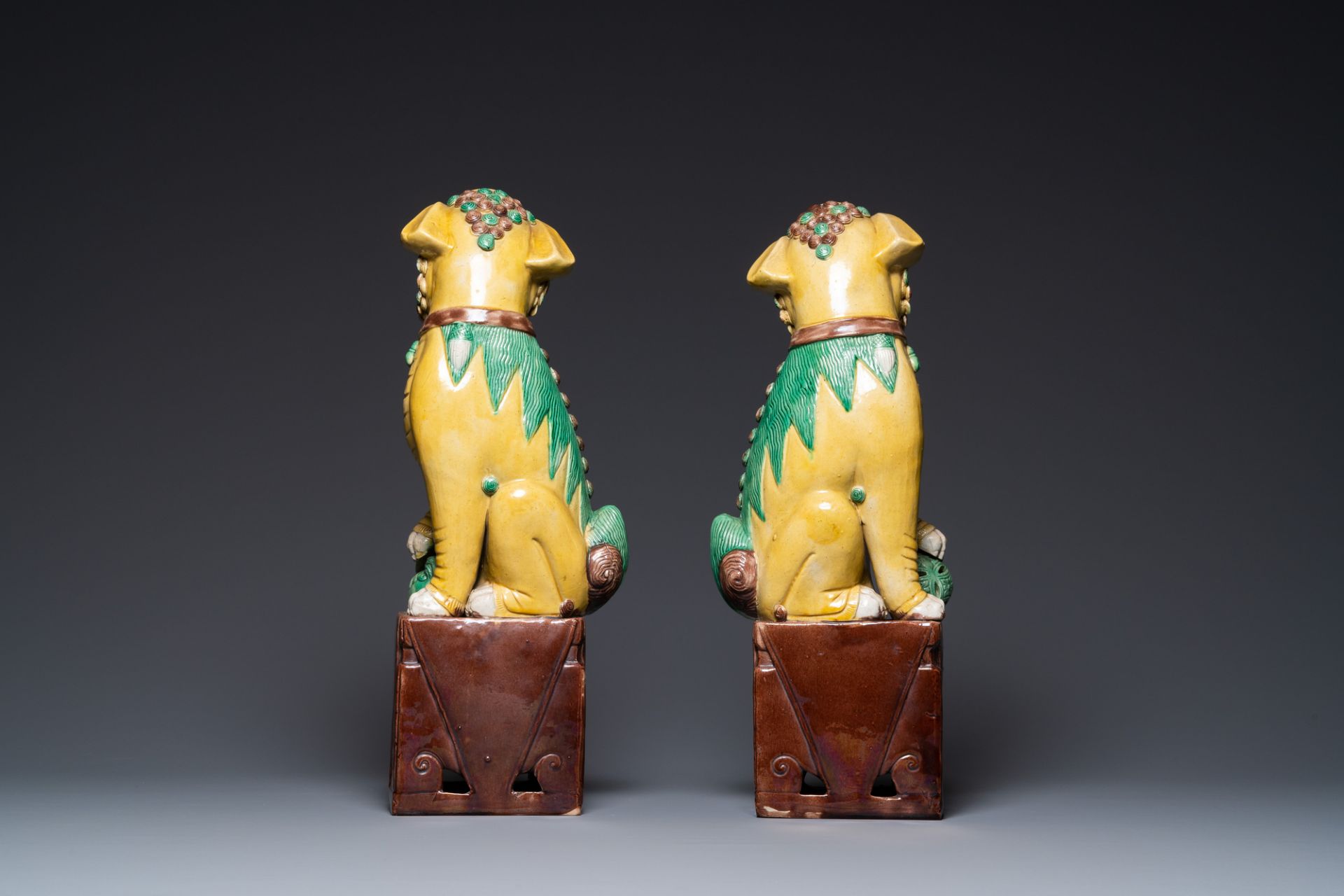 A pair of large Chinese sancai-glazed Buddhist lions, 19th C. - Bild 4 aus 7