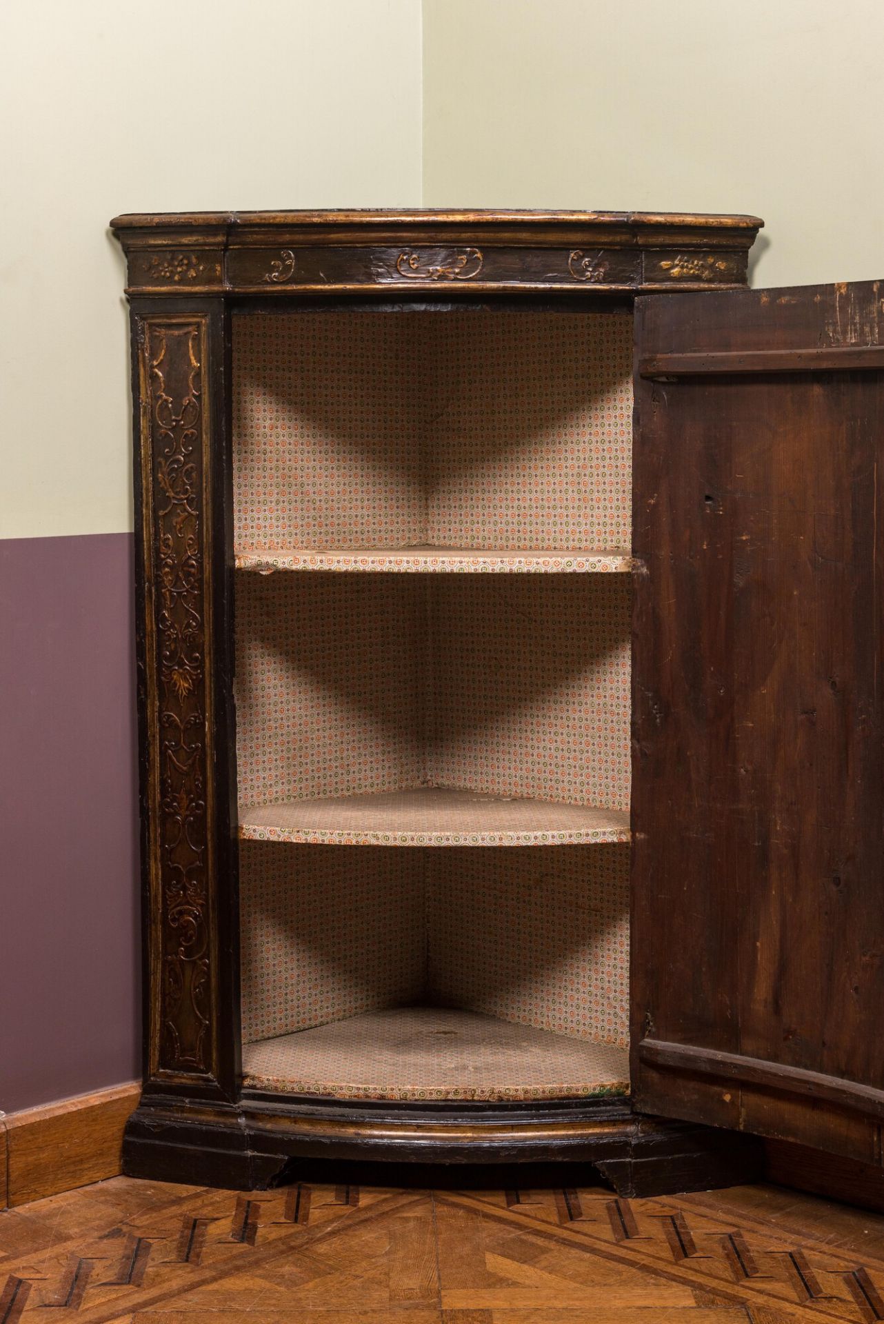 A painted wooden corner cupboard with chinoiserie design, probably Italy, 18th C. - Bild 2 aus 6