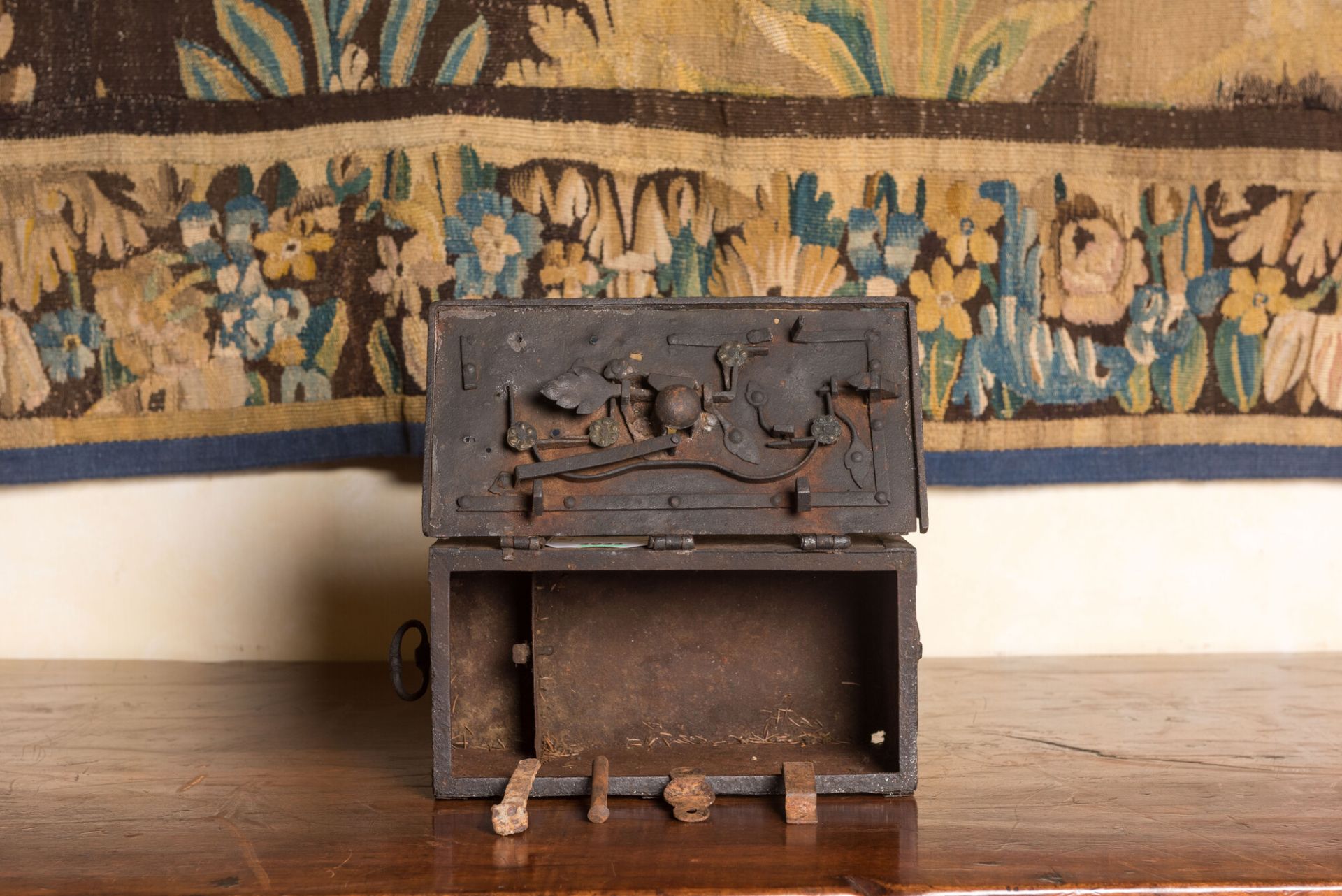 A wrought iron money box or strongbox, 16/17th C. - Image 5 of 5