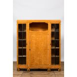 A German Art Deco-style burl wood veneered display cabinet, 20th C.