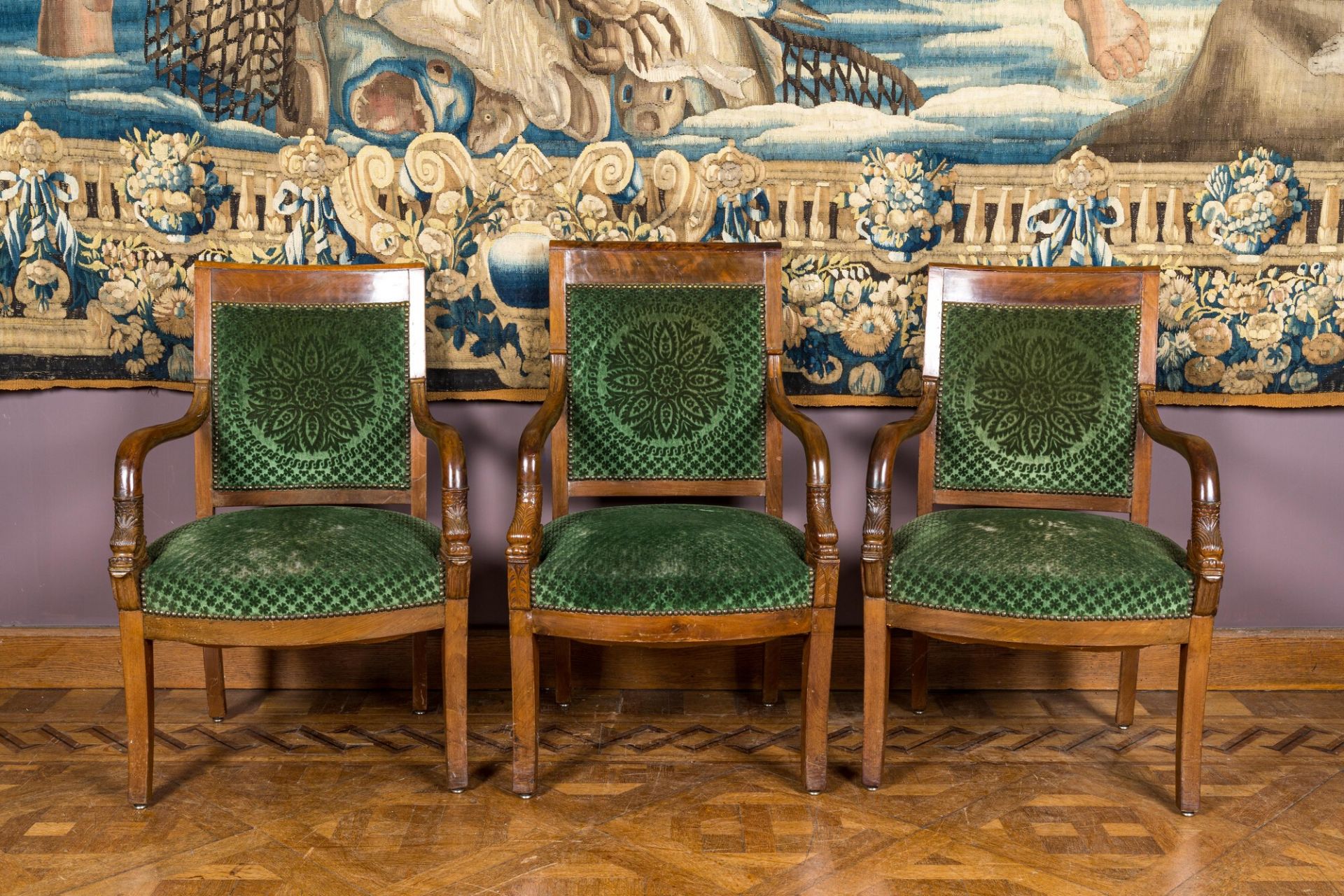 A green-upholstered carved wooden salon set with a two-seater, a fauteuil and three armchairs, 19th - Bild 4 aus 5