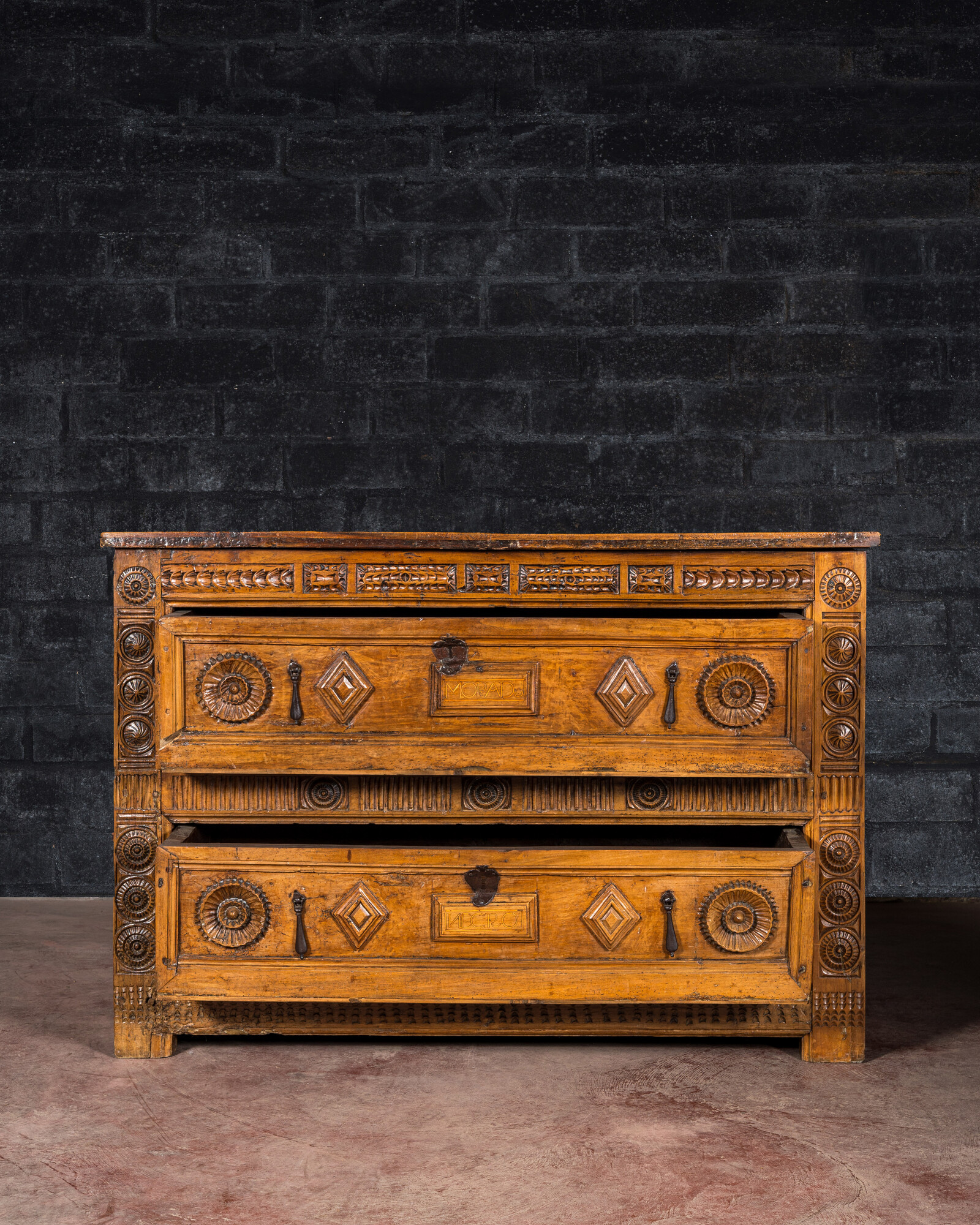 A Spanish walnut chest of drawers, 17th C. - Image 3 of 6